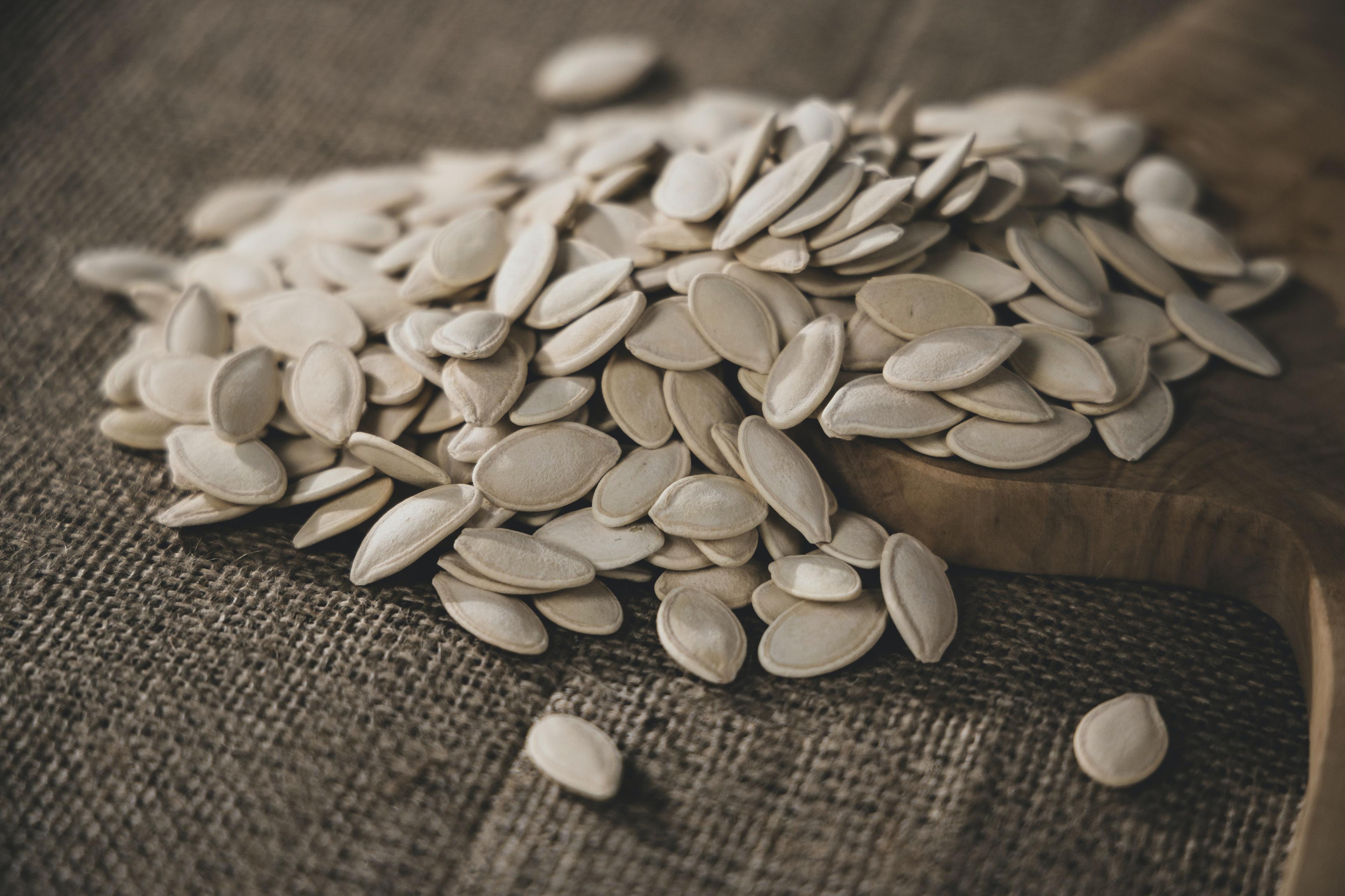 Zdrowotne korzyści związane z spożywaniem nasion dyni - bogatych w cynk i magnez. Superfoods: właściwości zdrowotne i kulinarne z pestkami dyni. Jakie właściwości odżywcze mają pestki dyni? 