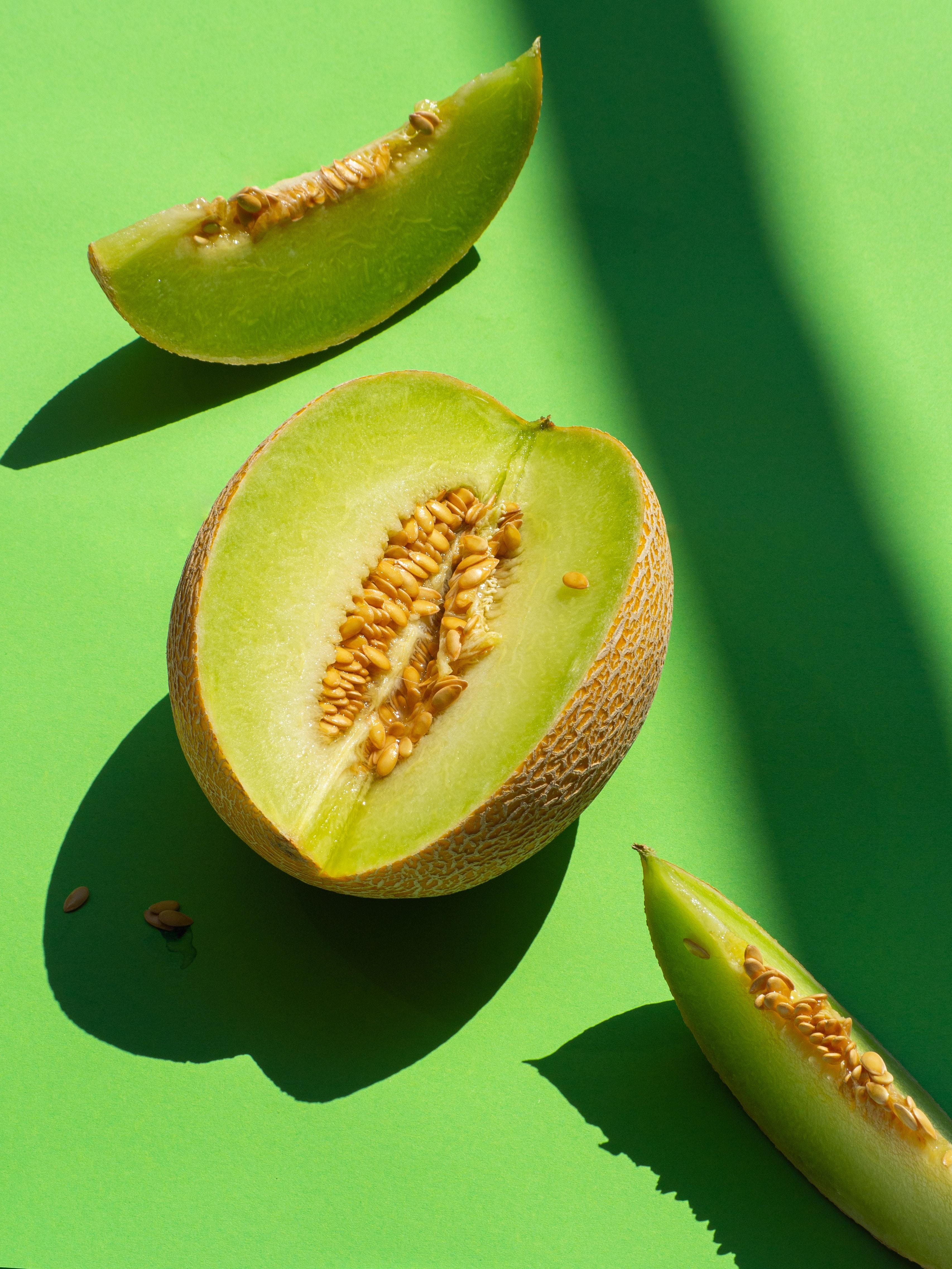 Melon - dlaczego warto mieć go w swojej diecie? Melon – właściwości i wartości odżywcze. Warto jeść go szczególnie w upały. Jakie właściwości zdrowotne mają: melon cantaloupe, miodowy i galia?  