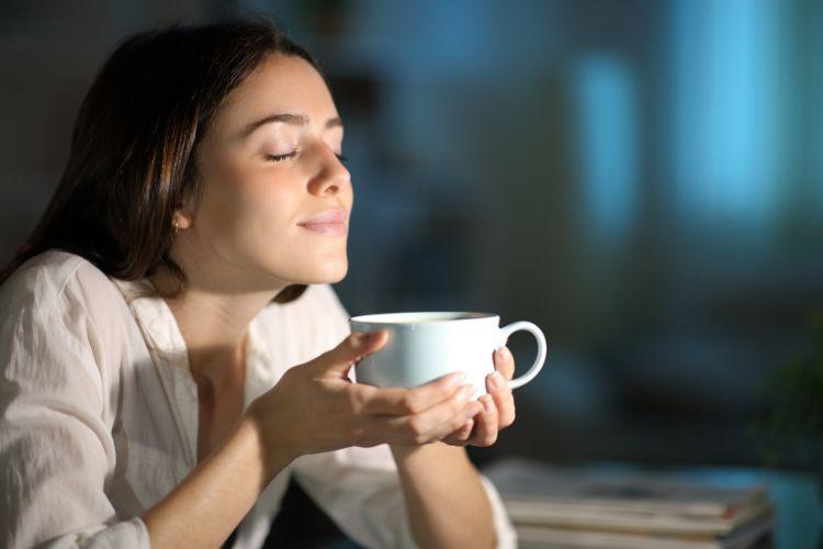 Kawa bezkofeinowa - czy również pobudza? Czy kawa bezkofeinowa jest zdrowa?