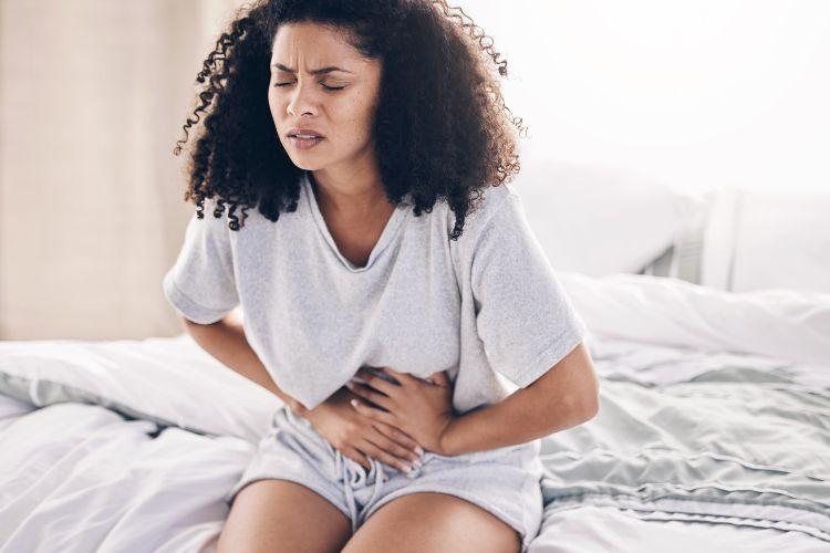 Co pomaga na bolesne skurcze żołądka? Kiedy stosować domowe sposoby na ból żołądka? Czym mogą być spowodowane skurcze żołądka? 