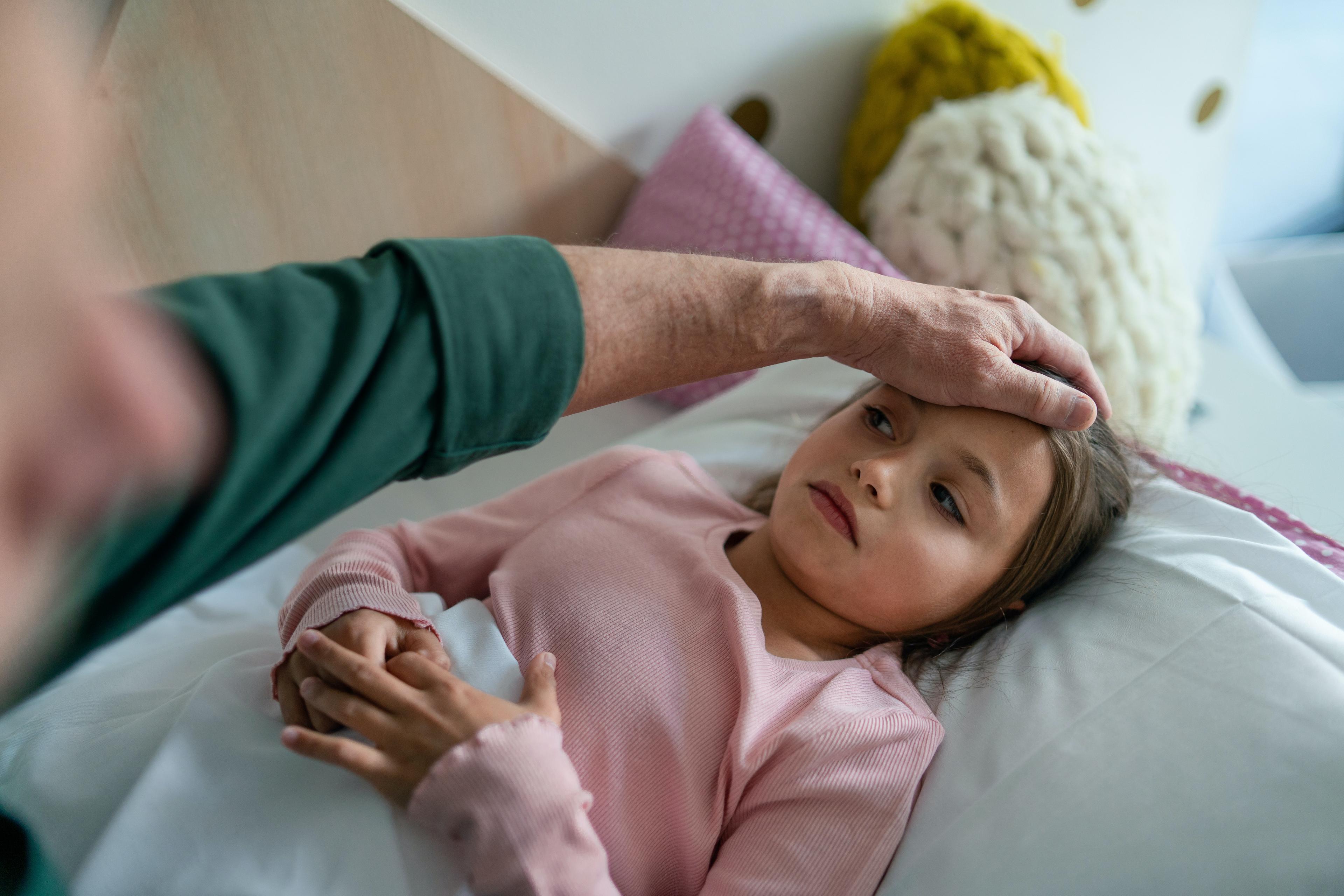 Zapalenie opon mózgowych u dzieci: Skutki, objawy i sposoby rozpoznania. Jakie bakterie wywołują zapalenie opon mózgowo-rdzeniowych u dzieci? Objawy i leczenie zapalenia opon 