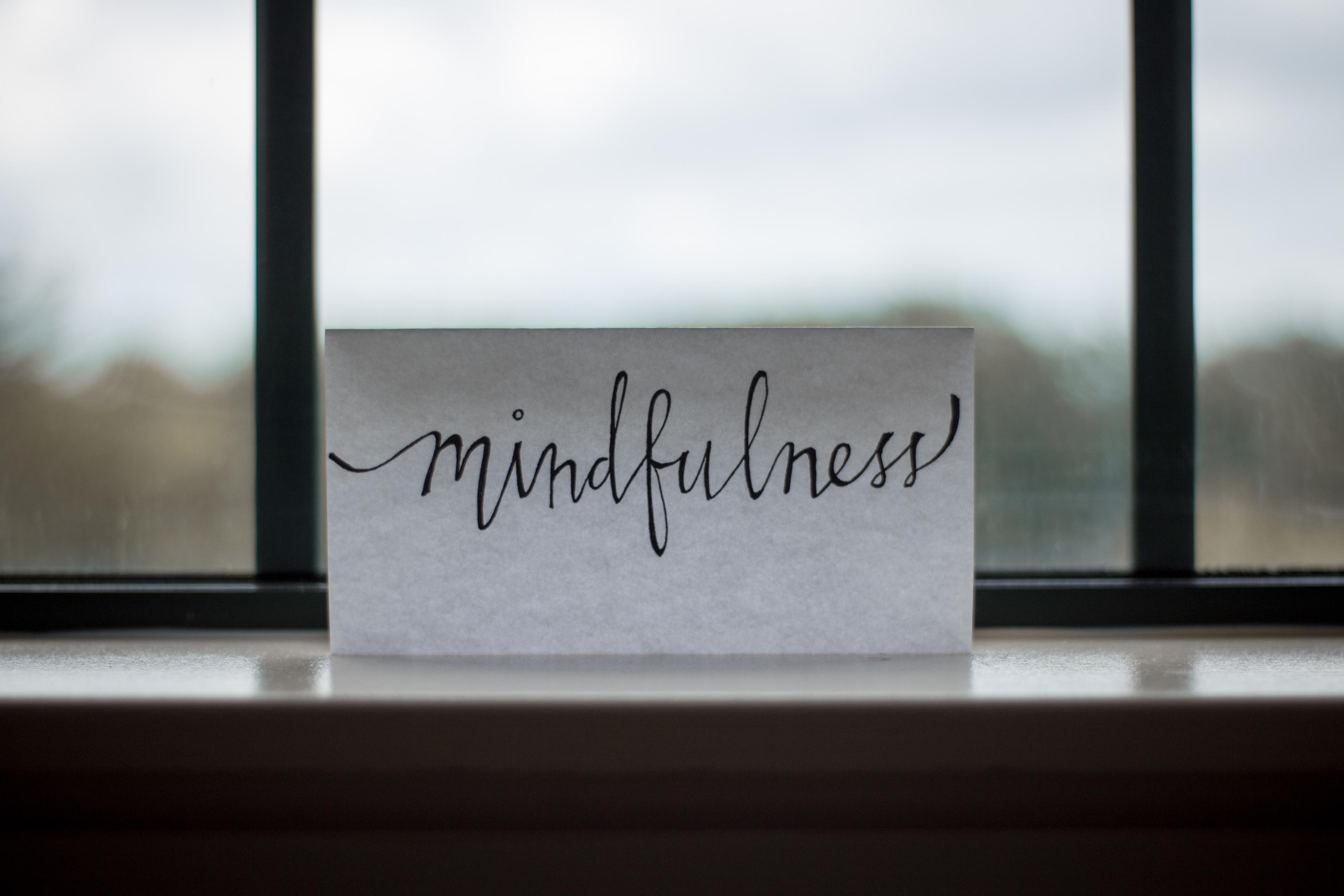 Mindfulness - trening uważności. Jak praktyka mindfulness wpływa na zdrowie? Czym jest mindfulness? Jak wpływa na nas medytacja?