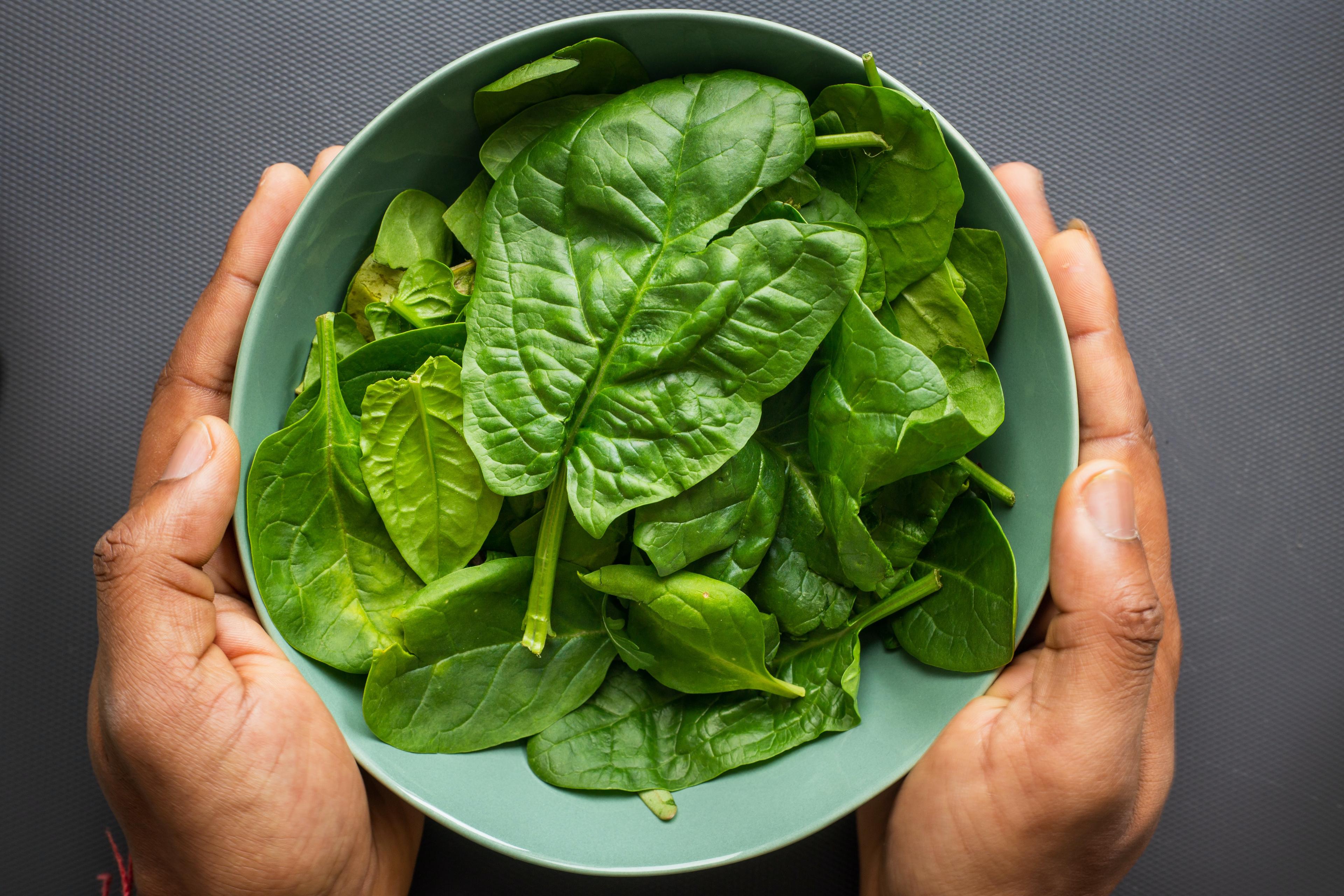 Szpinak - Zielone warzywo pełne składników odżywczych i korzyści dla organizmu. Szpinak – właściwości odżywcze i zdrowotne. Dlaczego warto jeść szpinak i inne warzywa sezonowe? Potrawy ze szpinakiem 