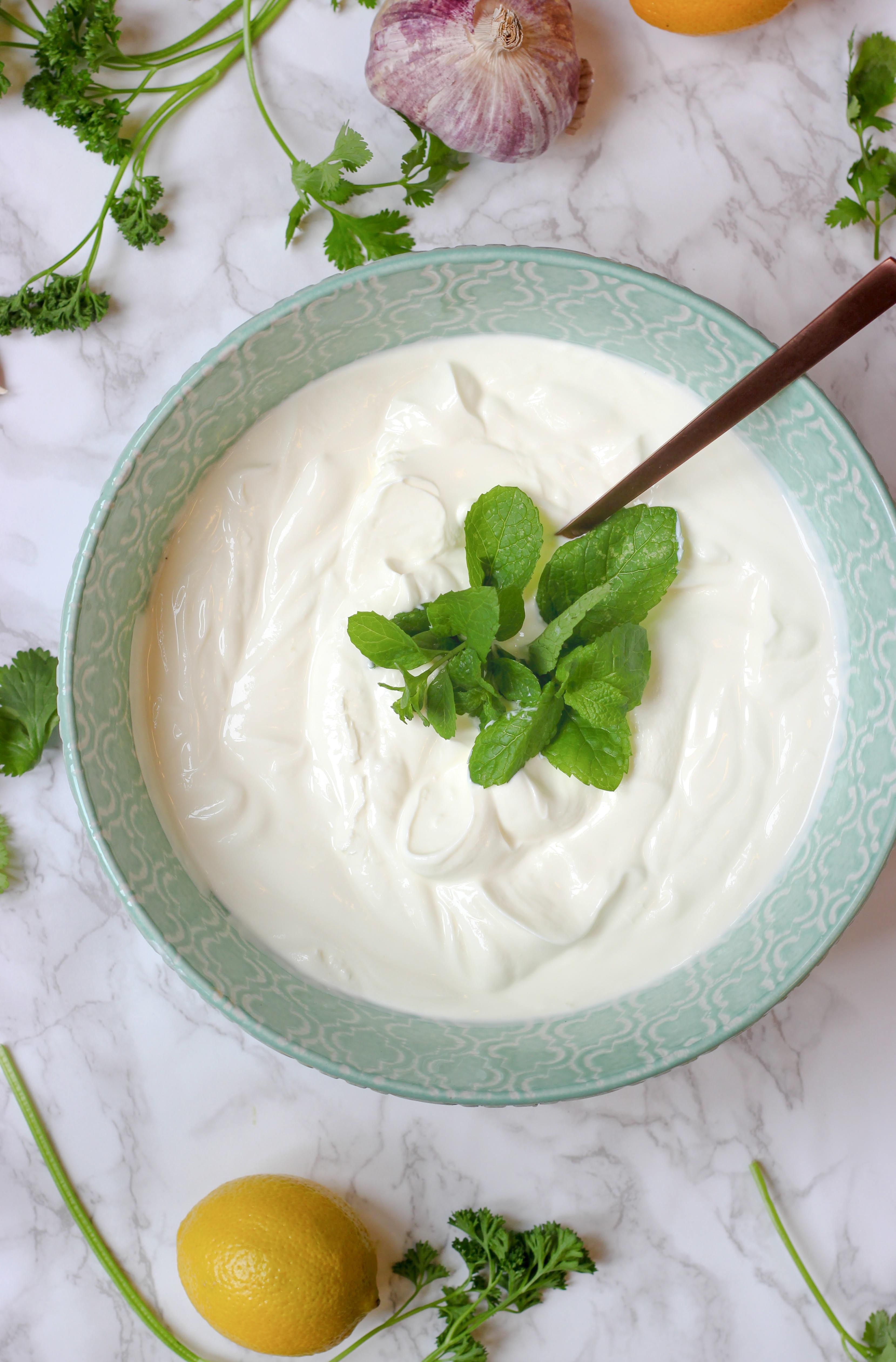 Jogurt grecki - czym się różni od jogurtu naturalnego? Właściwości zdrowotne. Na czym polega różnica pomiędzy jogurtem naturalnym a jogurtem typu greckiego? Jogurt grecki – dlaczego warto włączyć go do diety? 