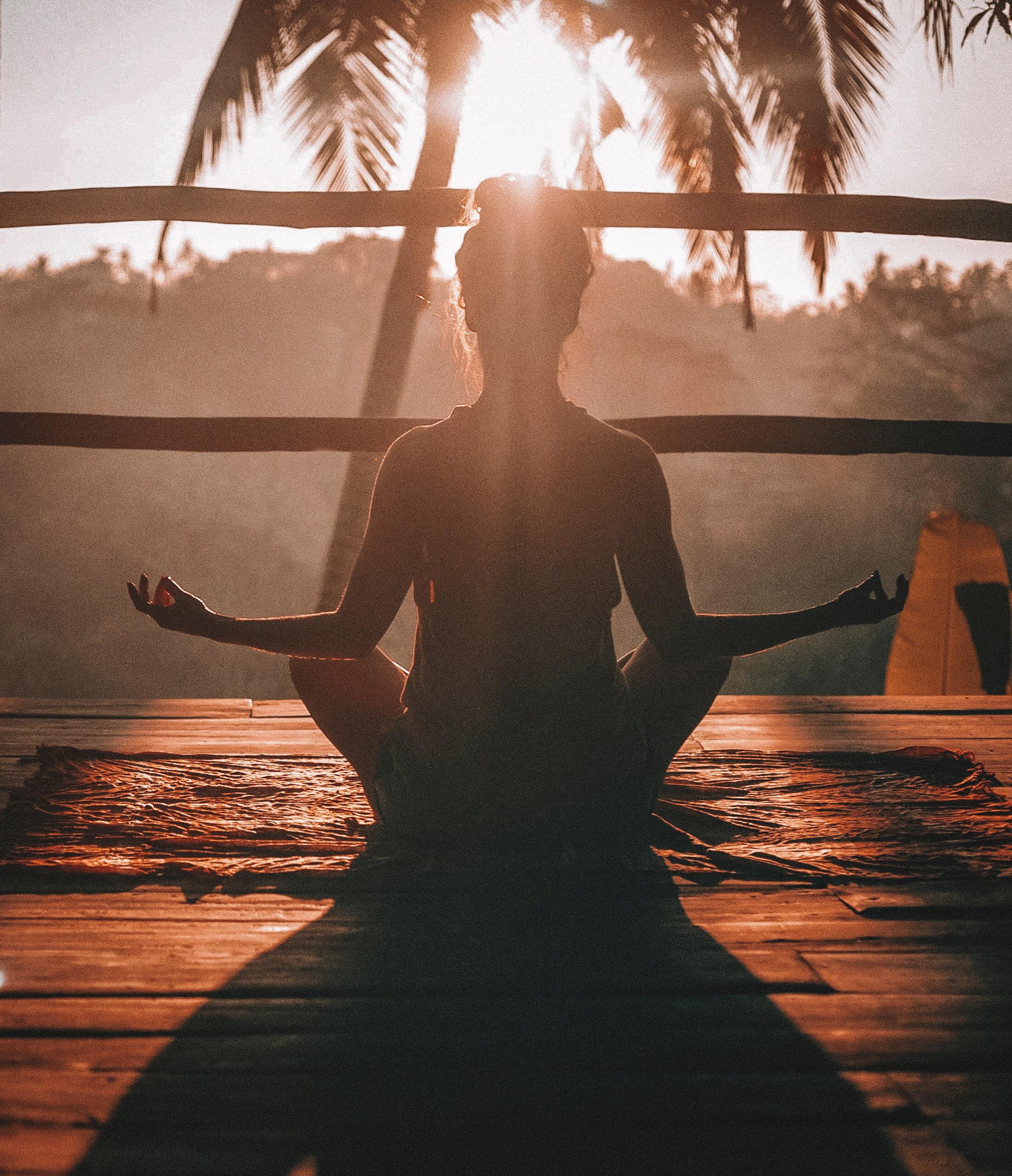 Joga Kundalini - na czym polega i kiedy zdecydować się na praktykę tej formy jogi? Podstawy jogi dla początkujących - jak zacząć ćwiczyć. Czym jest joga?