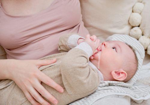 Ulewania u niemowląt - na co zwracać uwagę? Ulewanie u niemowlaka i noworodka – przyczyny, jak długo trwa, jak zapobiegać? 