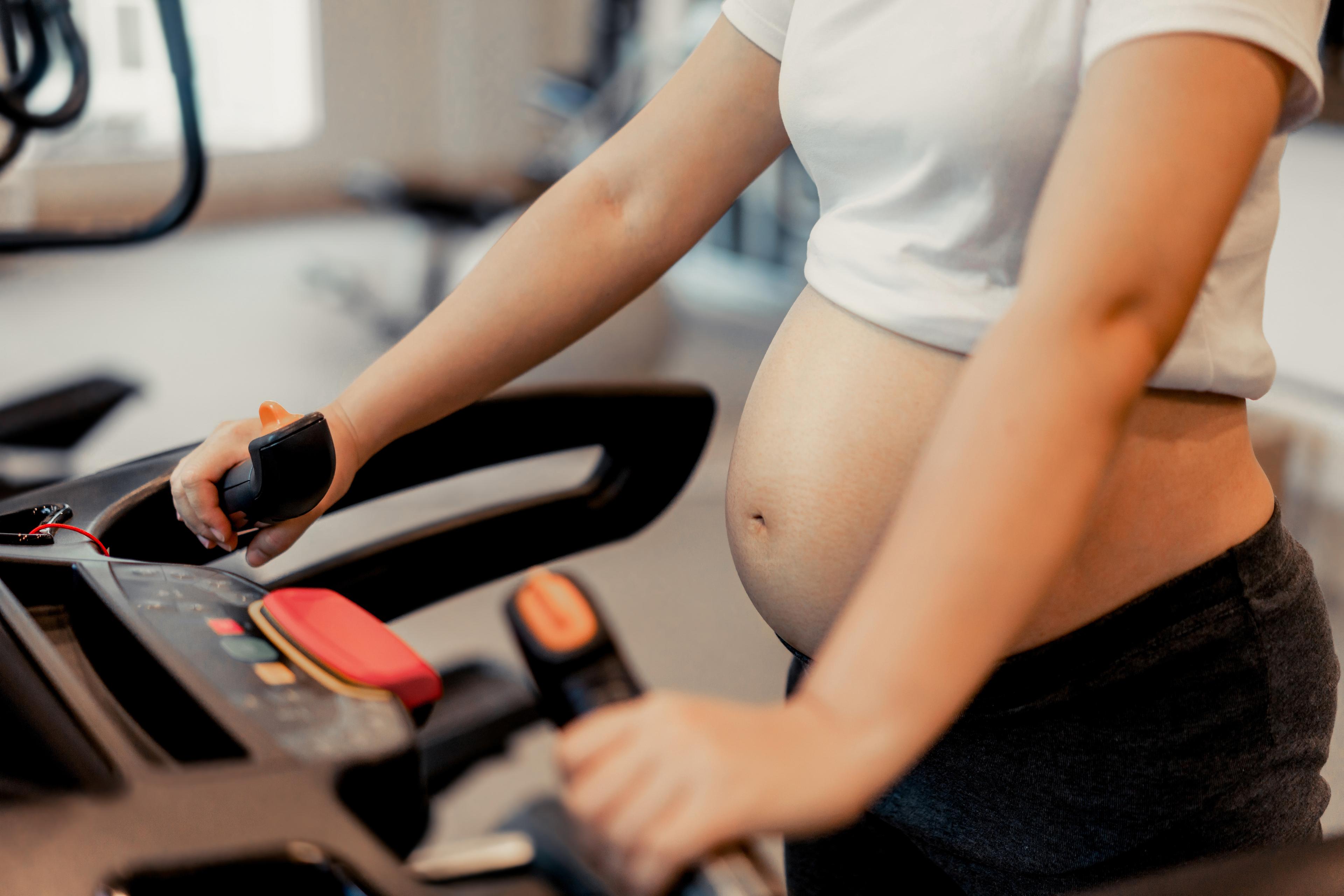 Ćwiczenia w ciąży - ćwiczenia z piłką i nie tylko - jakie są bezpieczne? Ćwiczenia na piłce w ciąży, bezpieczne ćwiczenia dla każdej ciężarnej