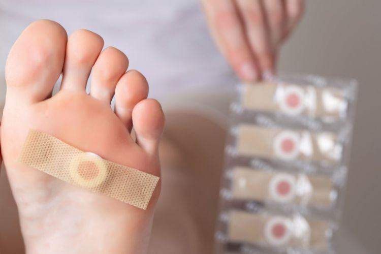 Kurzajki na stopach - przyczyny, objawy i sposoby leczenia. Domowe sposoby na kurzajki na stopach?