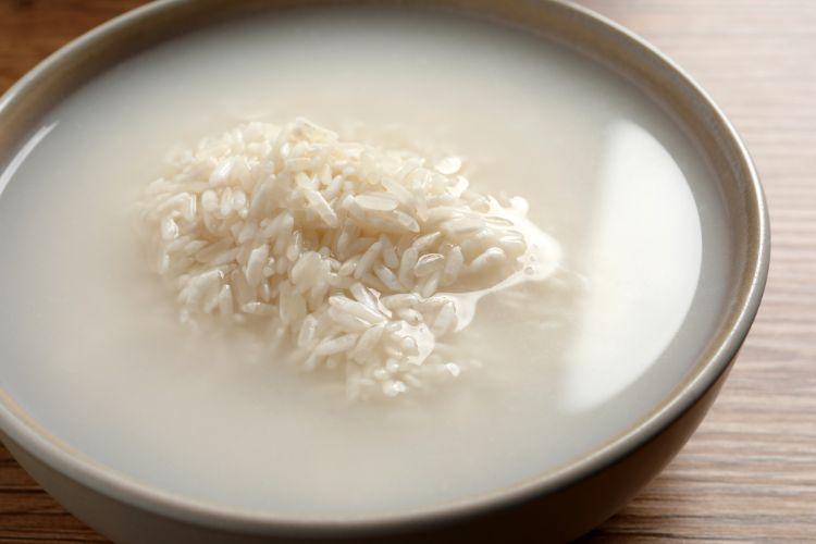 Jak działa woda ryżowa na włosy? Jak ją zrobić w domu? Jak zrobić wodę ryżową na włosy? Woda ryżowa to azjatycki hit w pielęgnacji. Jak zrobić sfermentowaną wodę ryżową i jak działa?