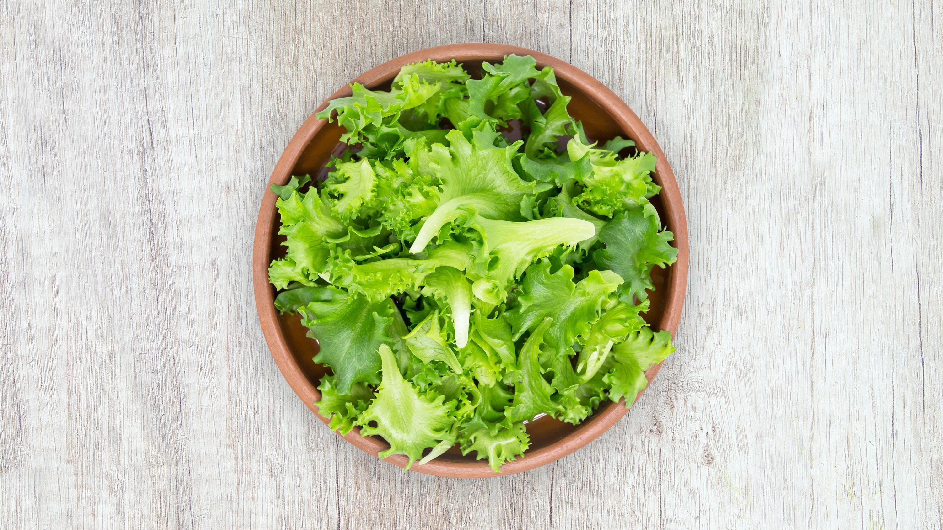 Sałata jako źródło witamin. Jak sałata wpływa na zdrowie? Sałata zielona warzywo - właściwości, witaminy i wartości odżywcze sałaty zielonej. 10 powodów, dla których warto jeść sałatę 