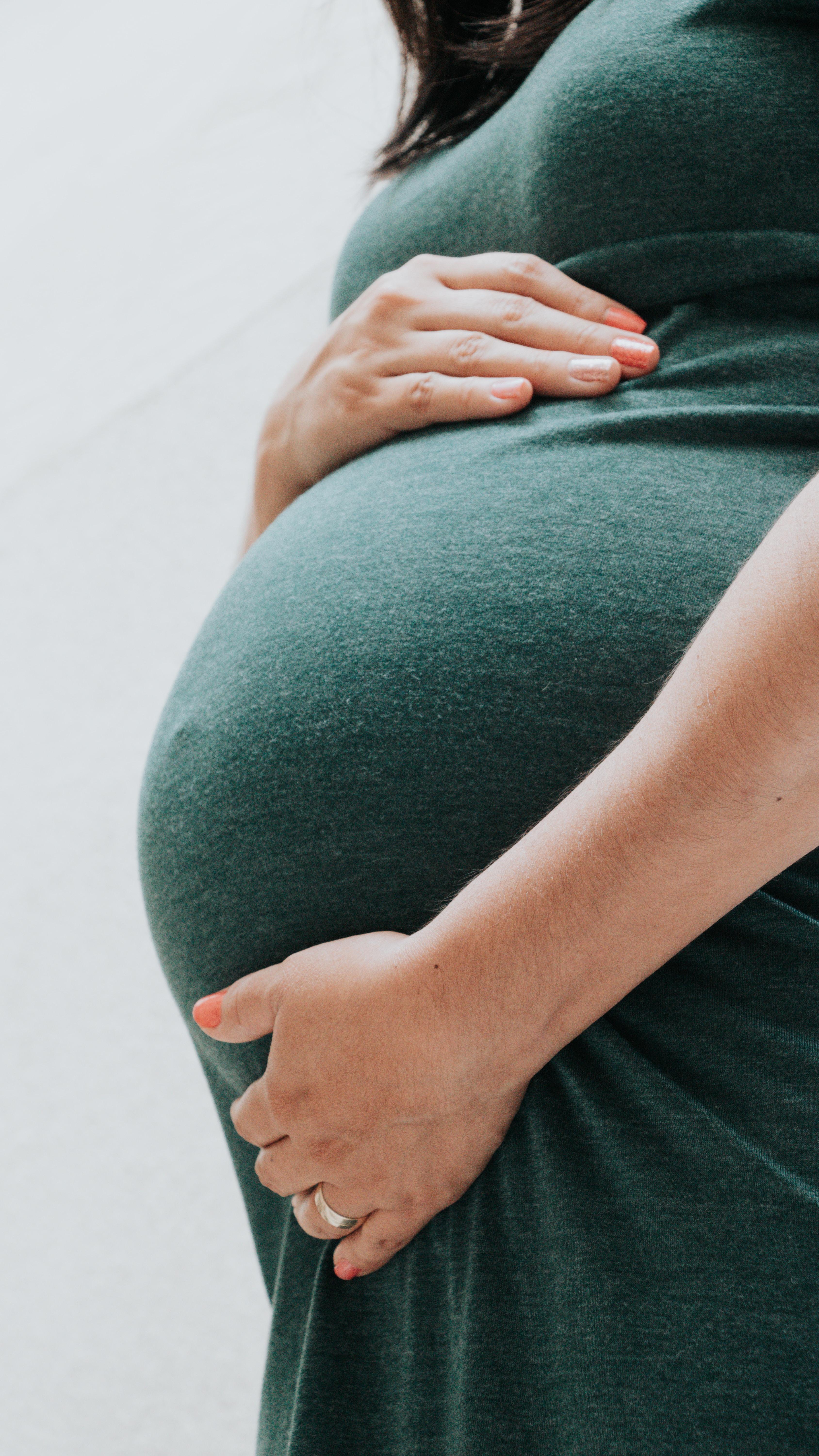 Niedoczynność tarczycy a ciąża - jak ta choroba wpływa na płodność i ciążę? Niedoczynność tarczycy a zajście w ciążę – zagrożenia. Hashimoto a ciąża. Jak niedoczynność tarczycy wpływa na rozwój dziecka? Hashimoto a ciąża. Jak zajść w ciążę i urodzić zdrowe dziecko przy autoimmunologicznym zapaleniu tarczycy? 