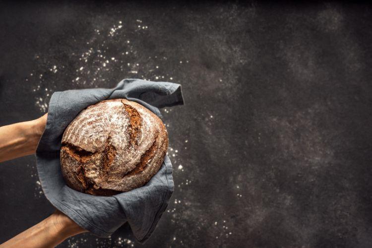Chleb na zakwasie - dlaczego jest zdrowy? Jak zrobić domowy chleb na zakwasie? Czy chleb na zakwasie jest zdrowszy niż na drożdżach? Czy chleb na zakwasie jest zdrowszy niż na drożdżach? 