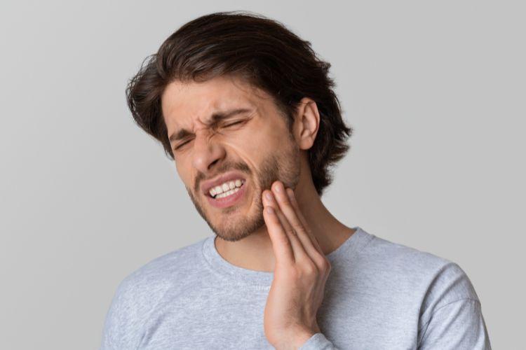 Pulsujący ból zęba - przyczyny i objawy.Domowe sposoby na ból zęba