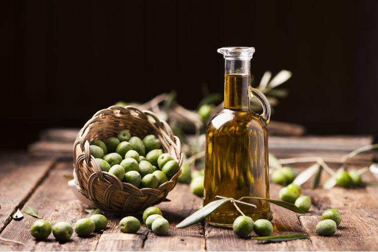 Oliwa z oliwek - najzdrowszy tłuszcz? Właściwości zdrowotne oliwy z oliwek