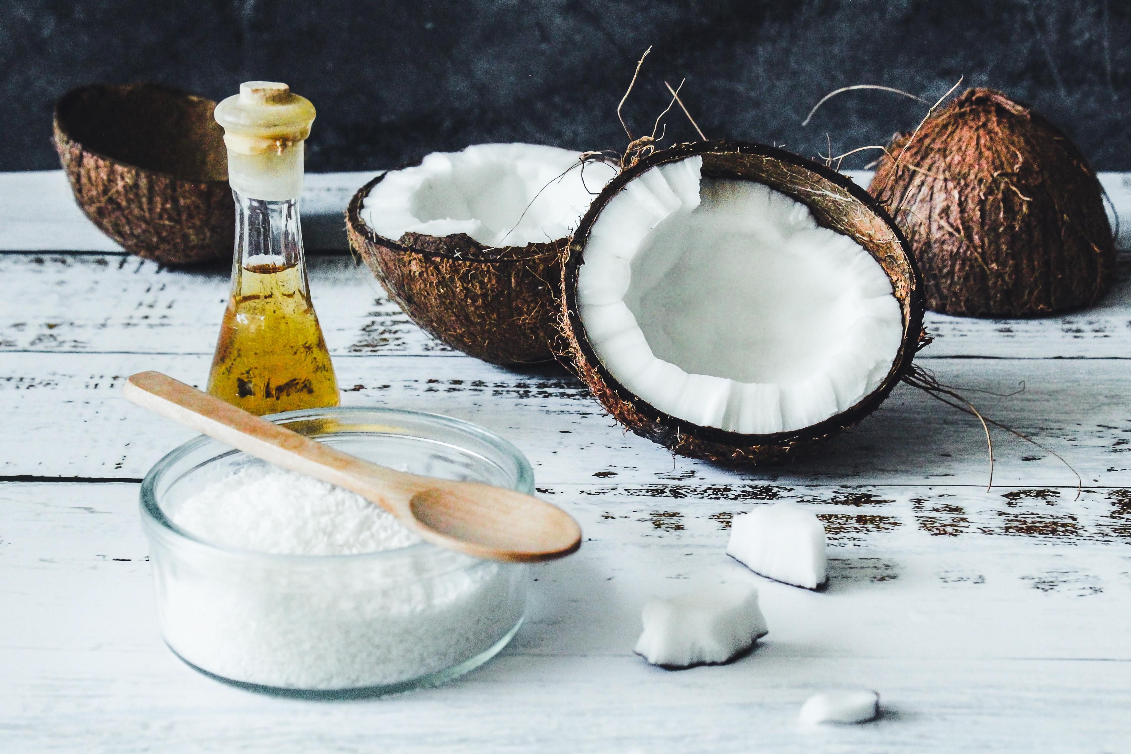 Olej kokosowy na włosy - jak stosować? Opinie i efekty kuracji olejem kokosowym. Olej kokosowy na włosy – Zastosowanie i efekty