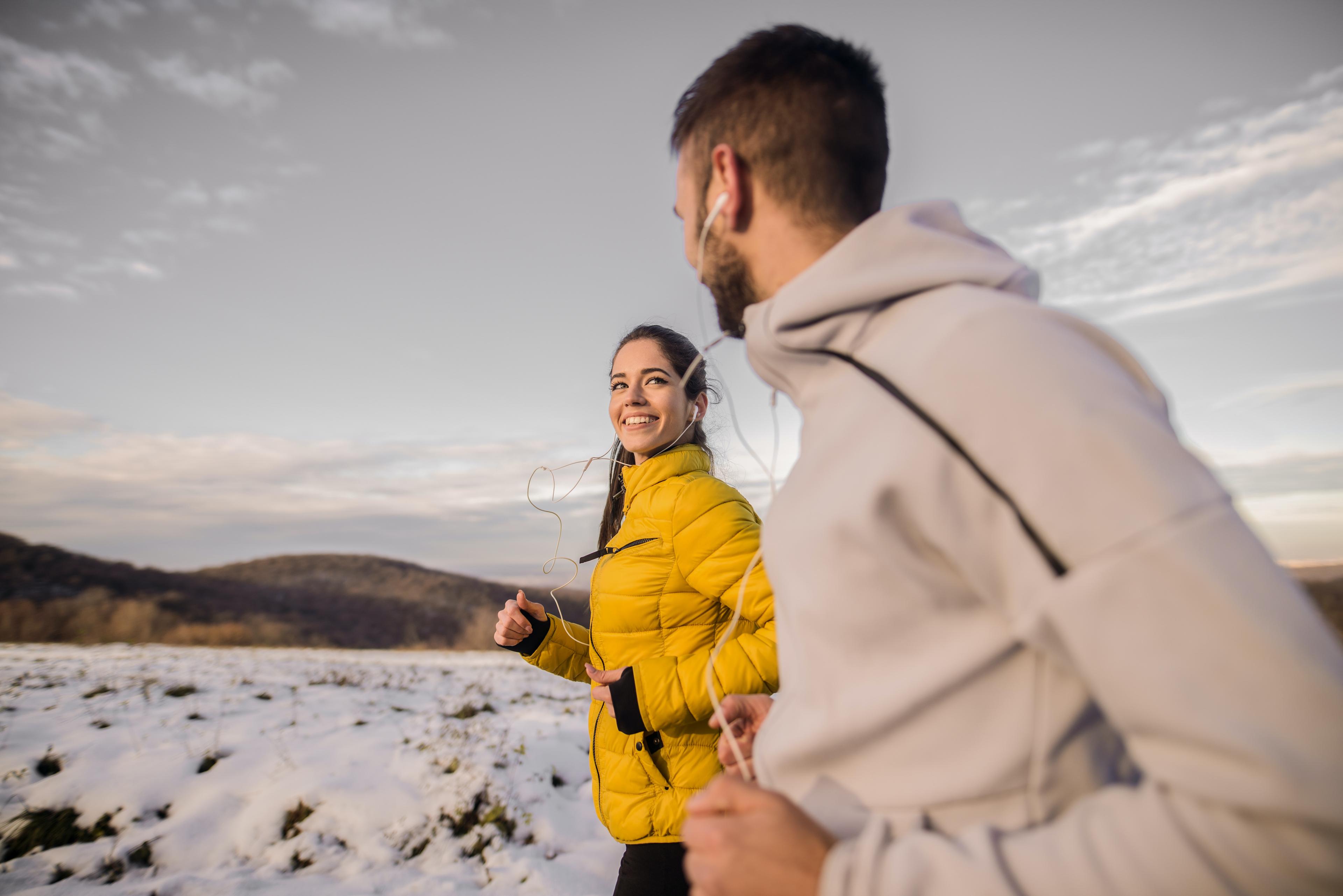 Bieganie zimą jak się przygotować? Wskazówki potrzebne do biegania zimą. Strój do biegania zimą, w czym biegać zimą? 