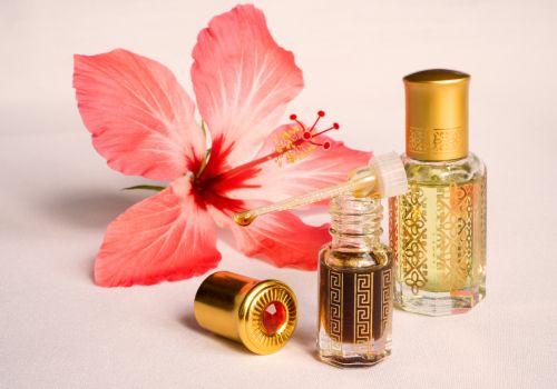 Jak zrobić olejek różany z płatków róż w domu?