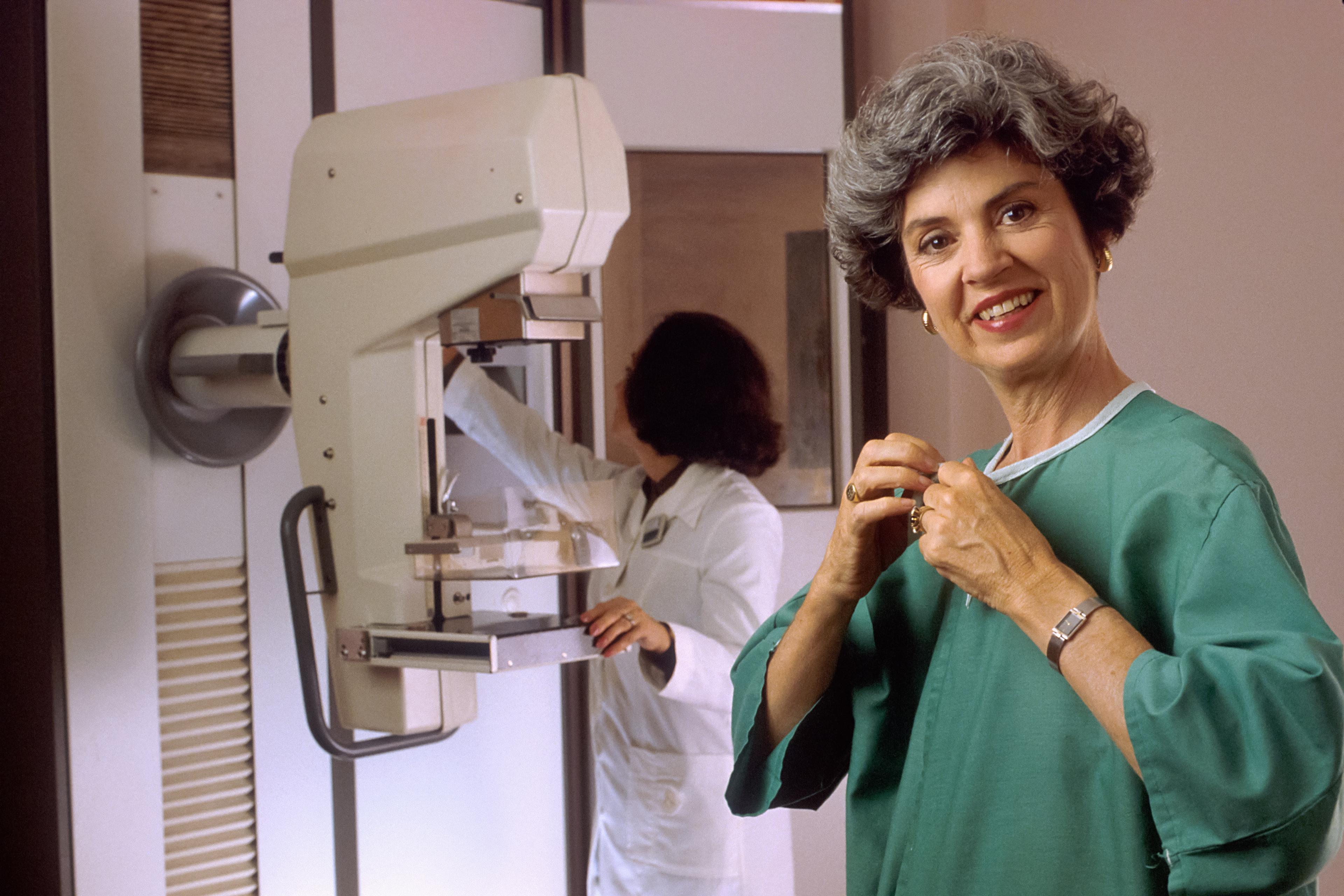 Mammografia - kiedy wykonuje się to badanie i jak się przygotować?  Mammografia – jak wygląda samobadanie piersi? Mammografia – badanie przesiewowe raka piersi 