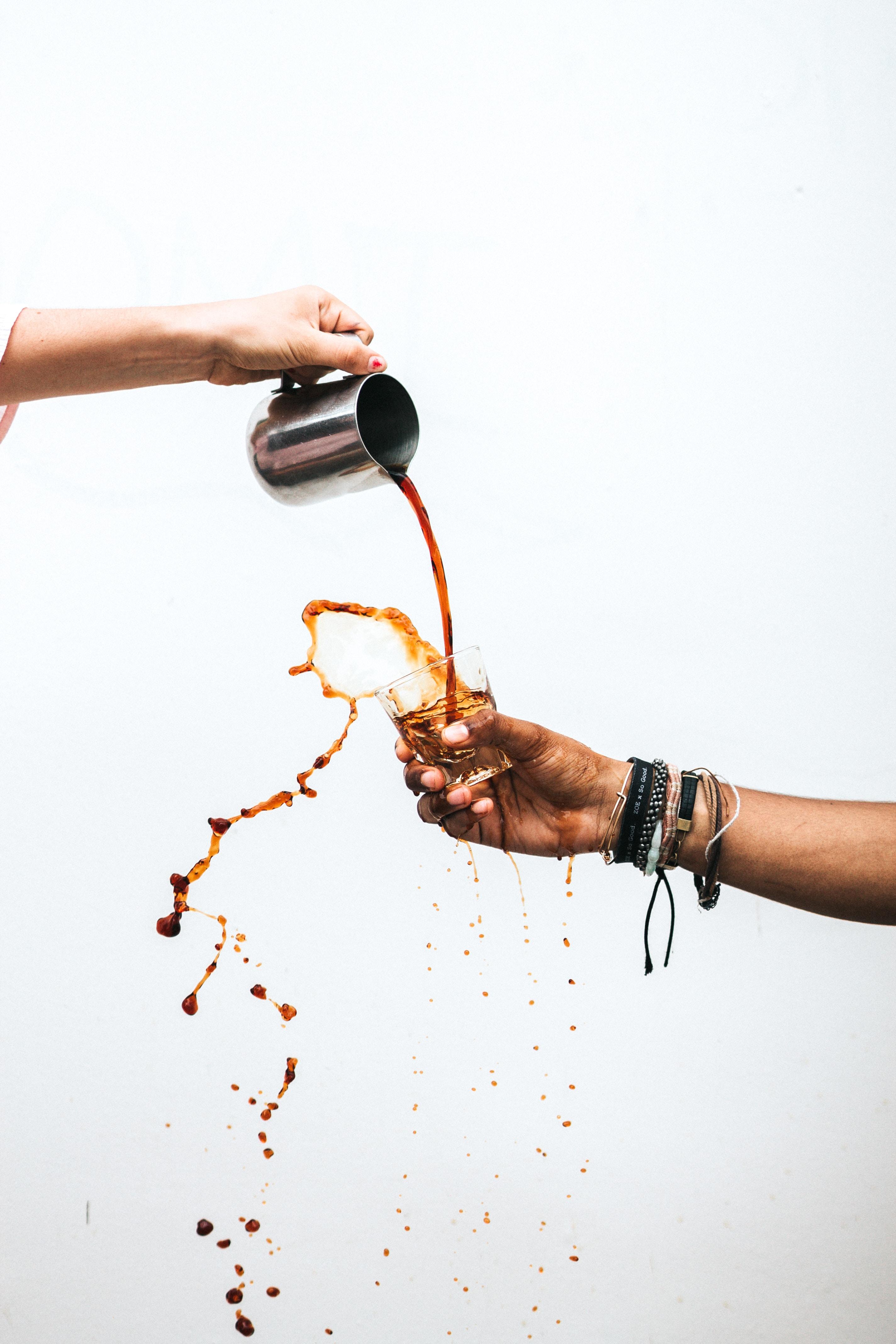 Kawa z cytryną na odchudzanie - czy to ma sens? Czy kawa z cytryną wspomaga odchudzanie? Nowy trend bije rekordy popularności. Dodaj do kawy cytrynę co pomaga schudnąć 