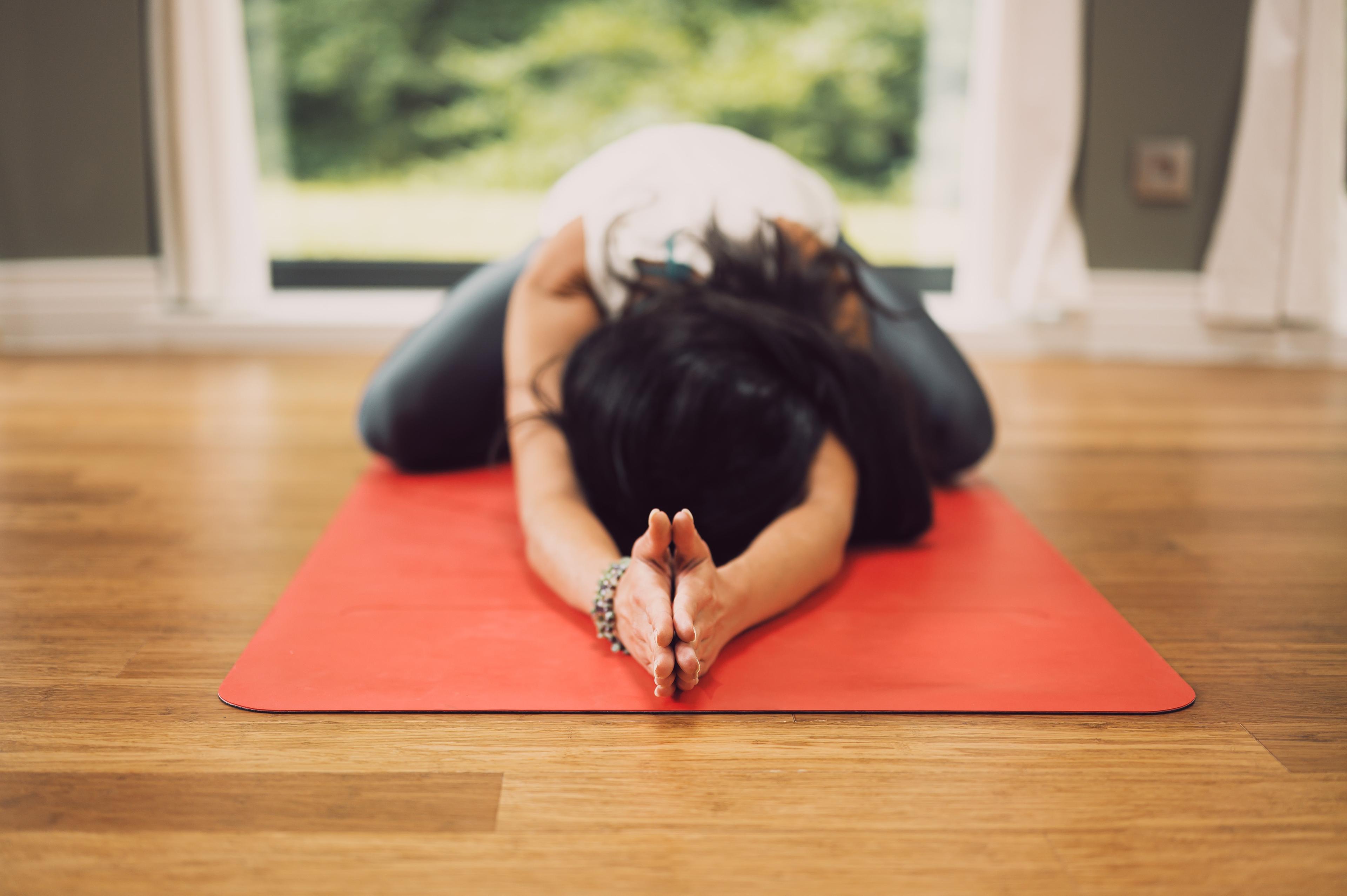 Yin Joga - na czym polega i jak wpływa na organizm? Jak praktykować jogę - joga powięziowa. Joga – na czym polega?