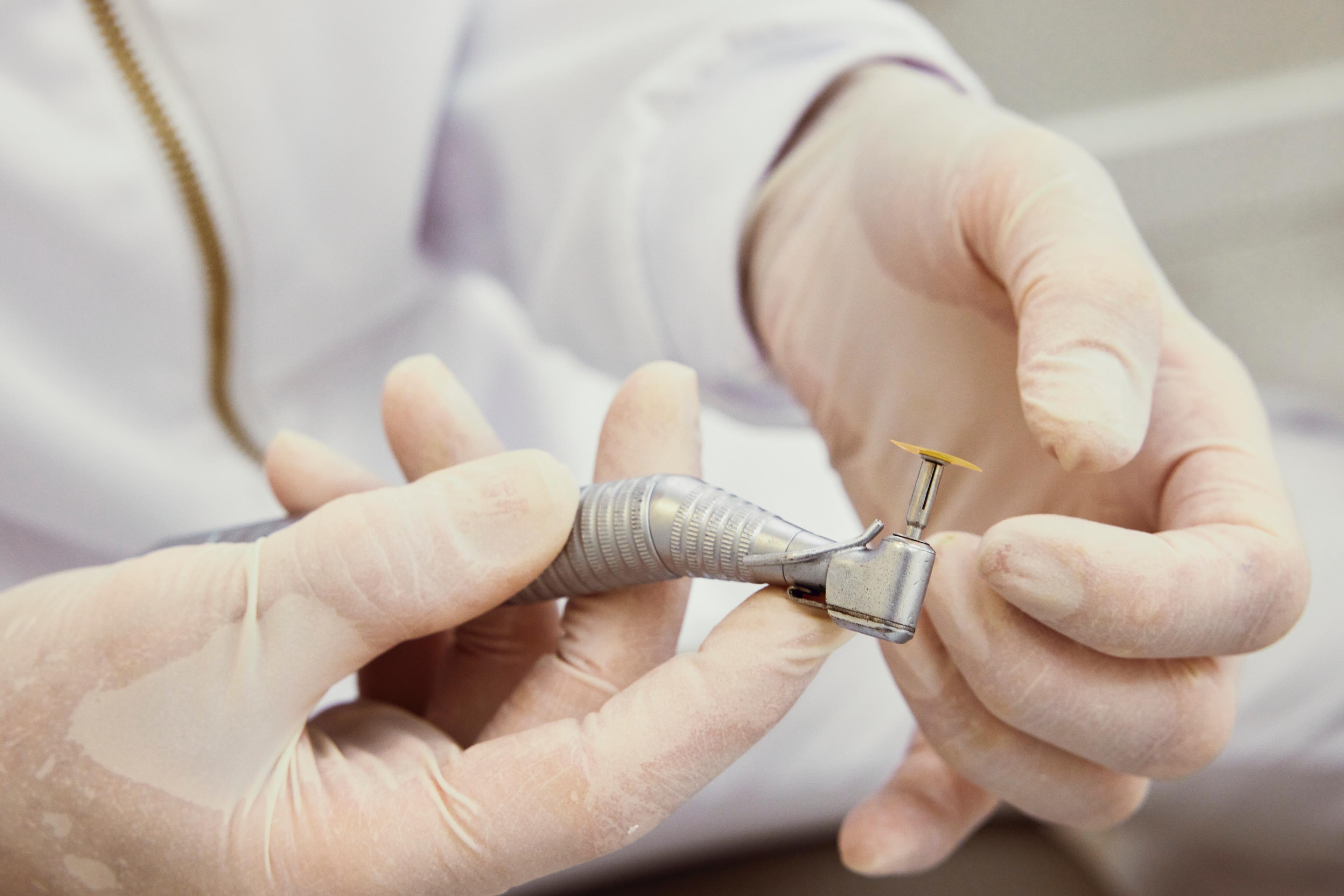 Piłowanie/szlifowanie zębów – wskazania i kontrowersje (np. pod licówki)