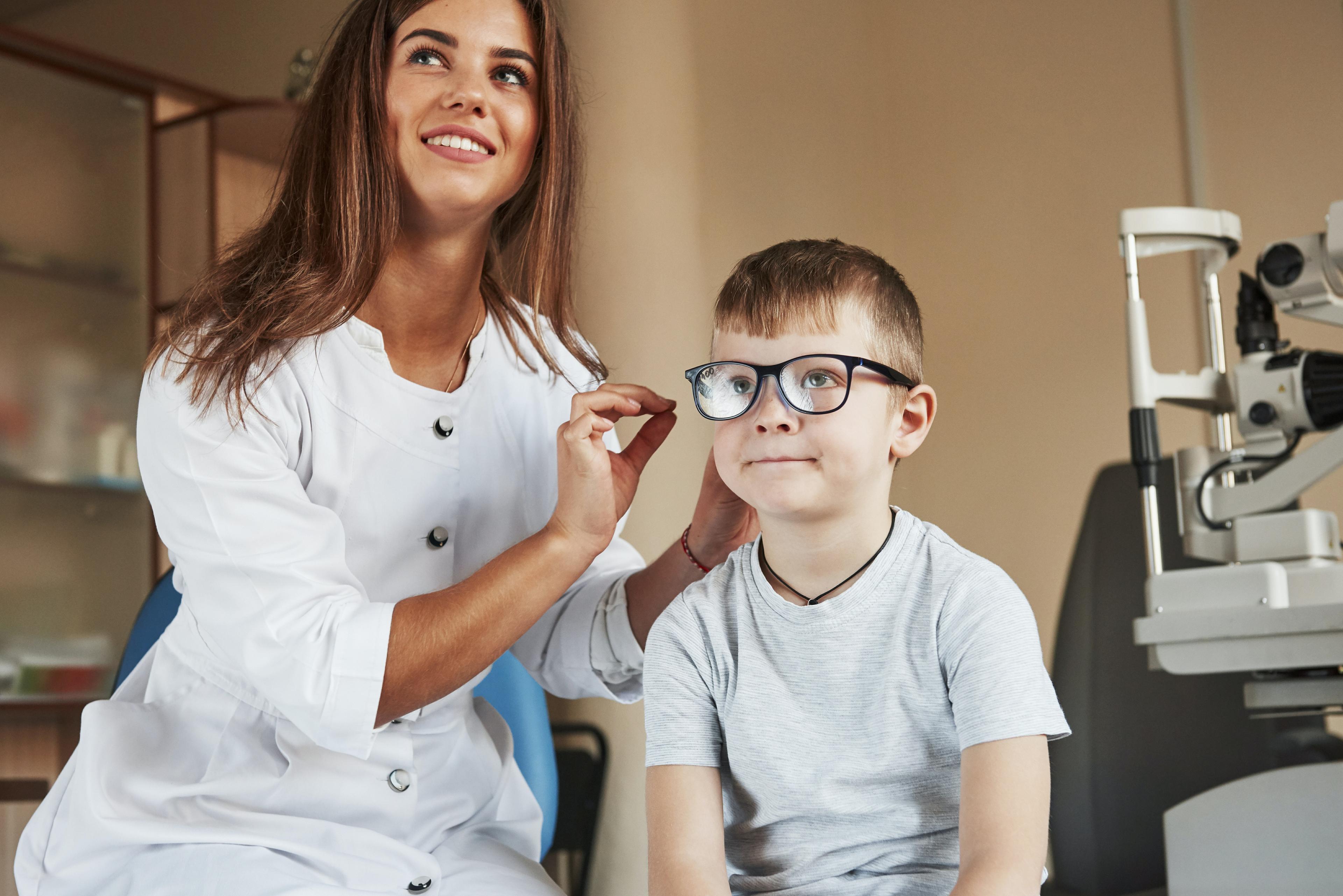 Nadwzroczność (dalekowzroczność) – objawy i co robić po diagnozie (dzieci)
