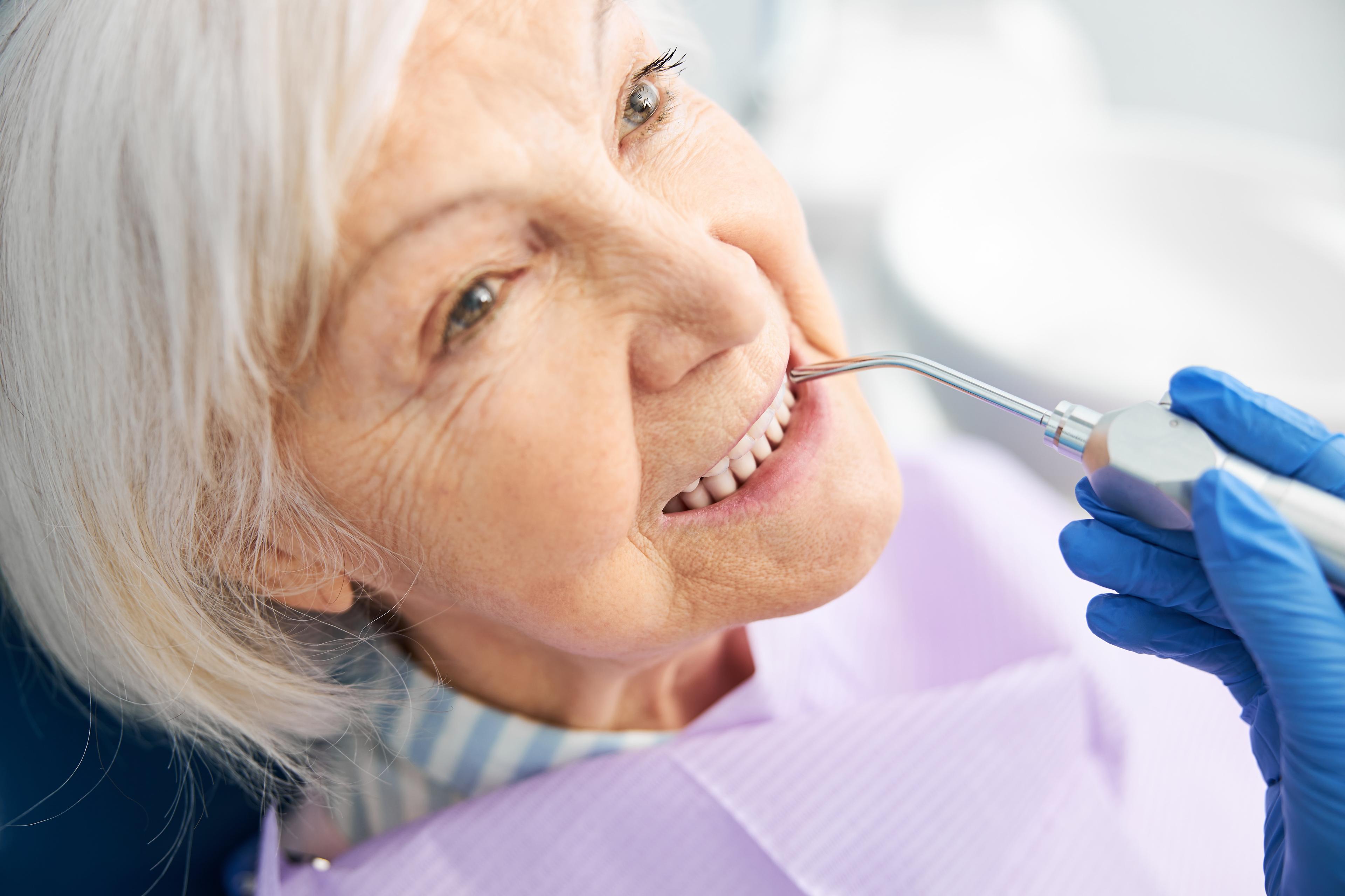Periodontolog - od czego jest? Czym się zajmuje periodontologia? Periodontologia – co to jest i na czym polega leczenie periodontologiczne. Leczenie periodontologiczne – przyzębie, dziąsło, paradontoza. Czym zajmuje się periodontolog? 