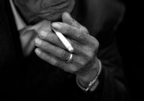 Jak skutecznie pozbyć się zmarszczek palacza?