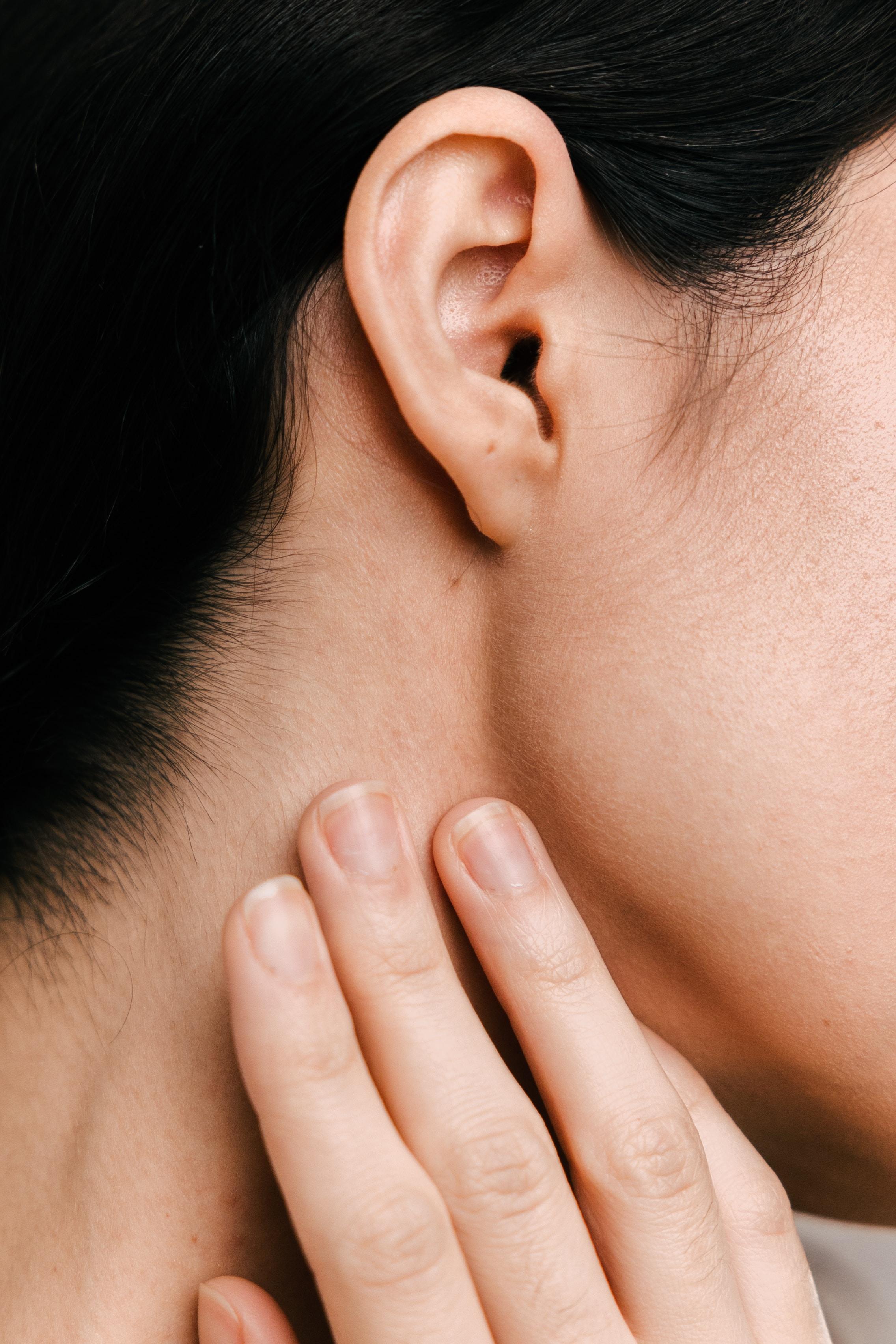 Otoplastyka - operacja plastyczna uszu. Jak wygląda, ile kosztuje i jak dbać o uszy po operacji? Korekcja odstających uszu. Korekta uszu – plastyka odstających uszu. Jak wygląda operacja odstających uszu i kiedy można ją wykonać? 