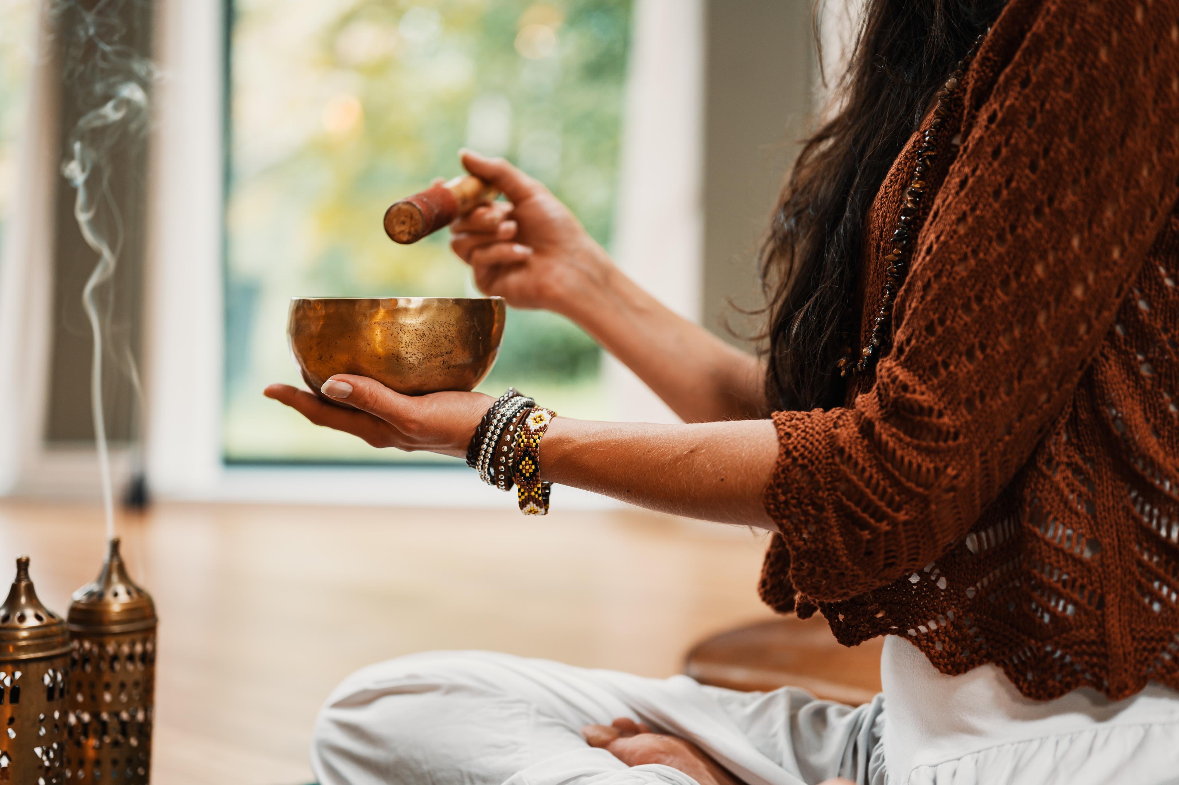 Medytacja - jak zacząć regularnie medytować? Jak zacząć medytować? Prosta medytacja dla początkujących pokazująca od czego zacząć