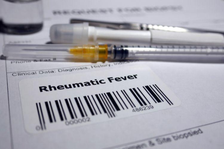 Gorączka reumatyczna - przyczyny, objawy i jak leczyć?