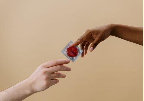 Prezerwatywa damska – jak stosować i jaka skuteczność? Rodzaje i rozmiary