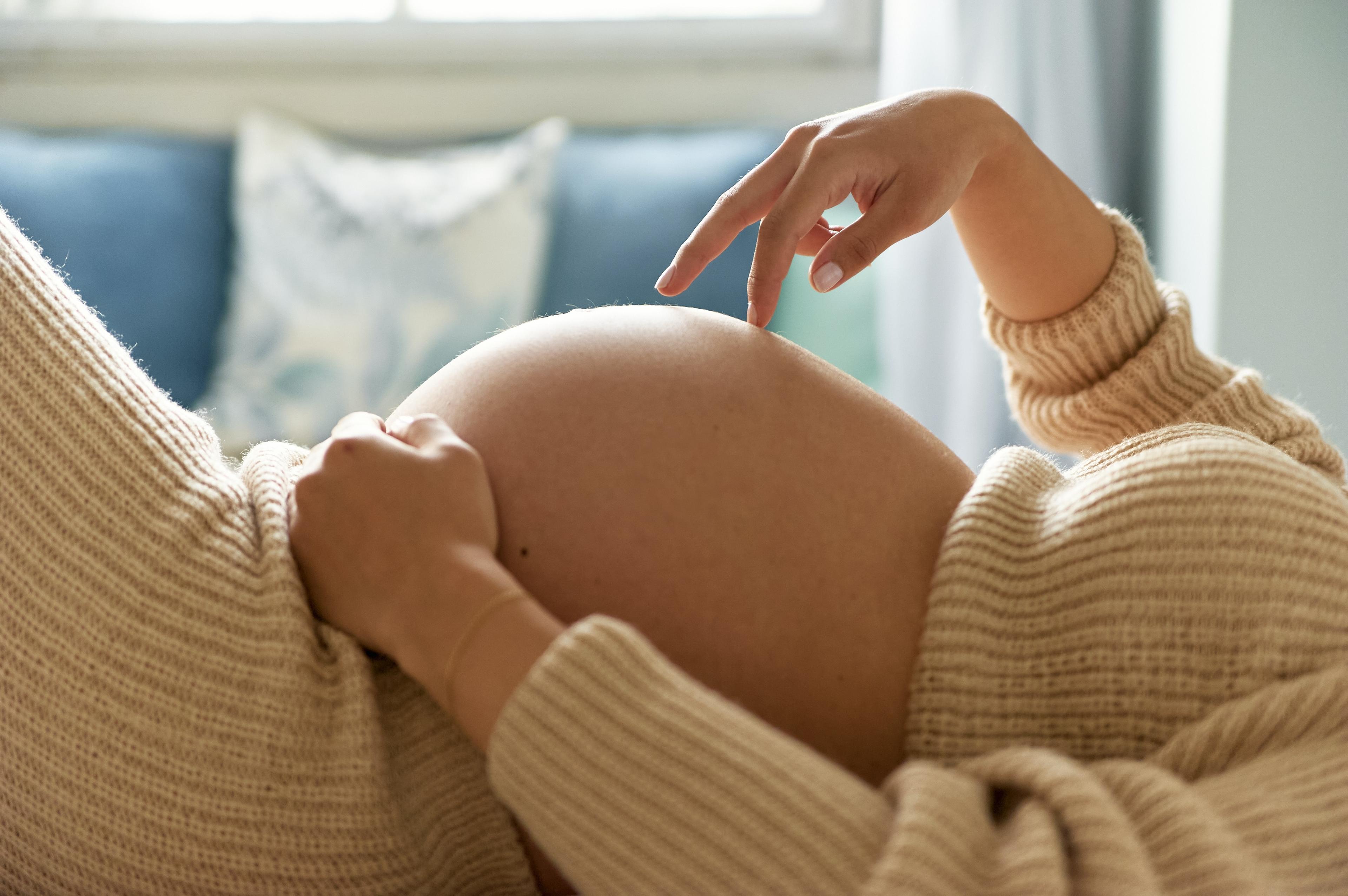 Ciąża geriatryczna - co to oznacza i jakie niesie za sobą zagrożenia? Późne macierzyństwo po 40-stce jest coraz popularniejsze wśród Polek 