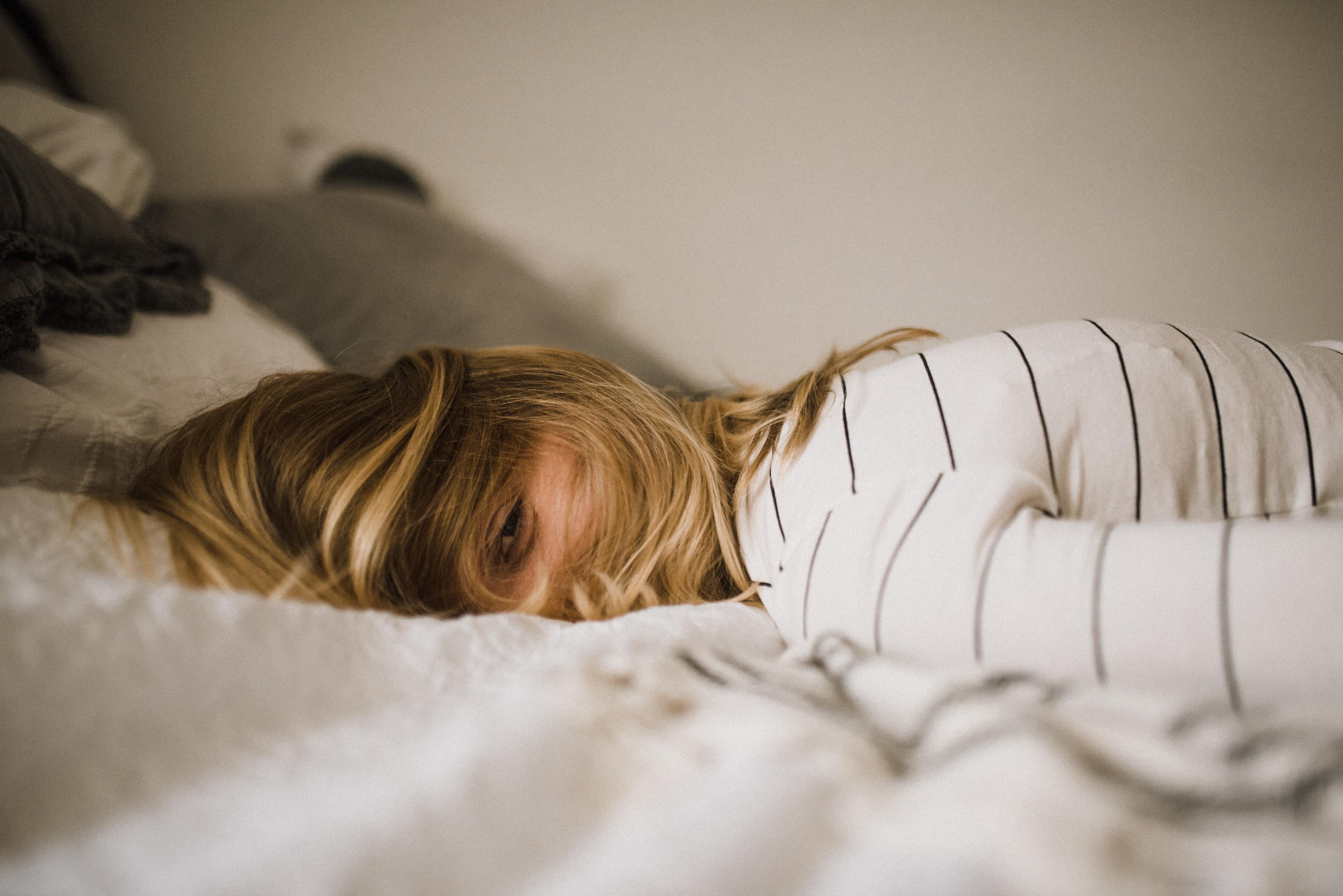 Zaburzenia snu - przyczyny, objawy i leczenie. Problemy ze snem? Skutki i objawy bezsenności 