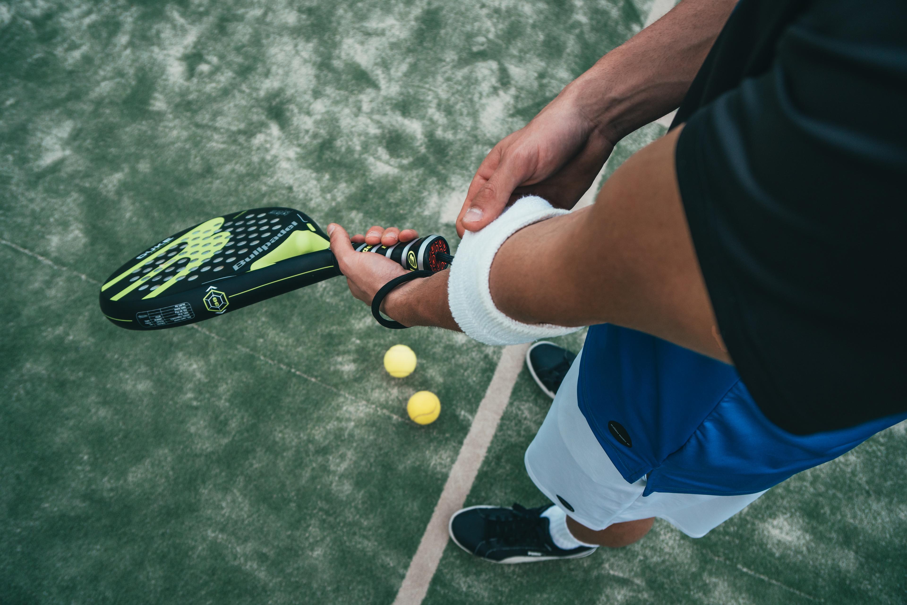 Jak leczyć łokieć tenisisty? Domowe sposoby i ćwiczenia. Konsekwencje nieleczonego łokcia tenisisty. Łokieć tenisisty – objawy i rozpoznanie w badaniach. Łokieć tenisisty – objawy, diagnostyka i leczenie choroby