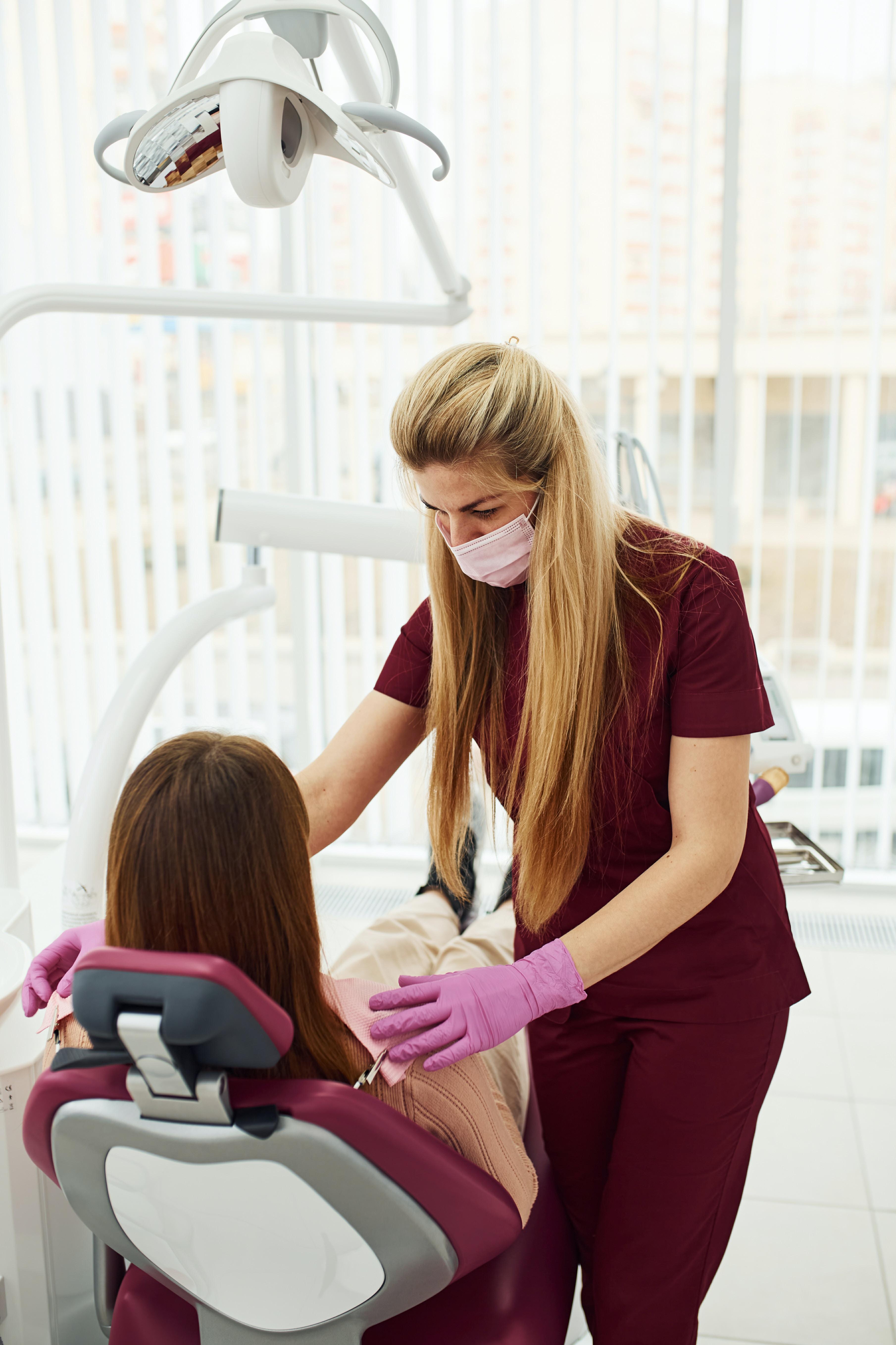 Fizjoterapia stomatologiczna - na czym polega i kiedy się ją stosuje? Rehabilitacja stomatologiczna: na czym polega i kiedy się ją stosuje? Fizjoterapia stomatologiczna – wskazania i rodzaje terapii