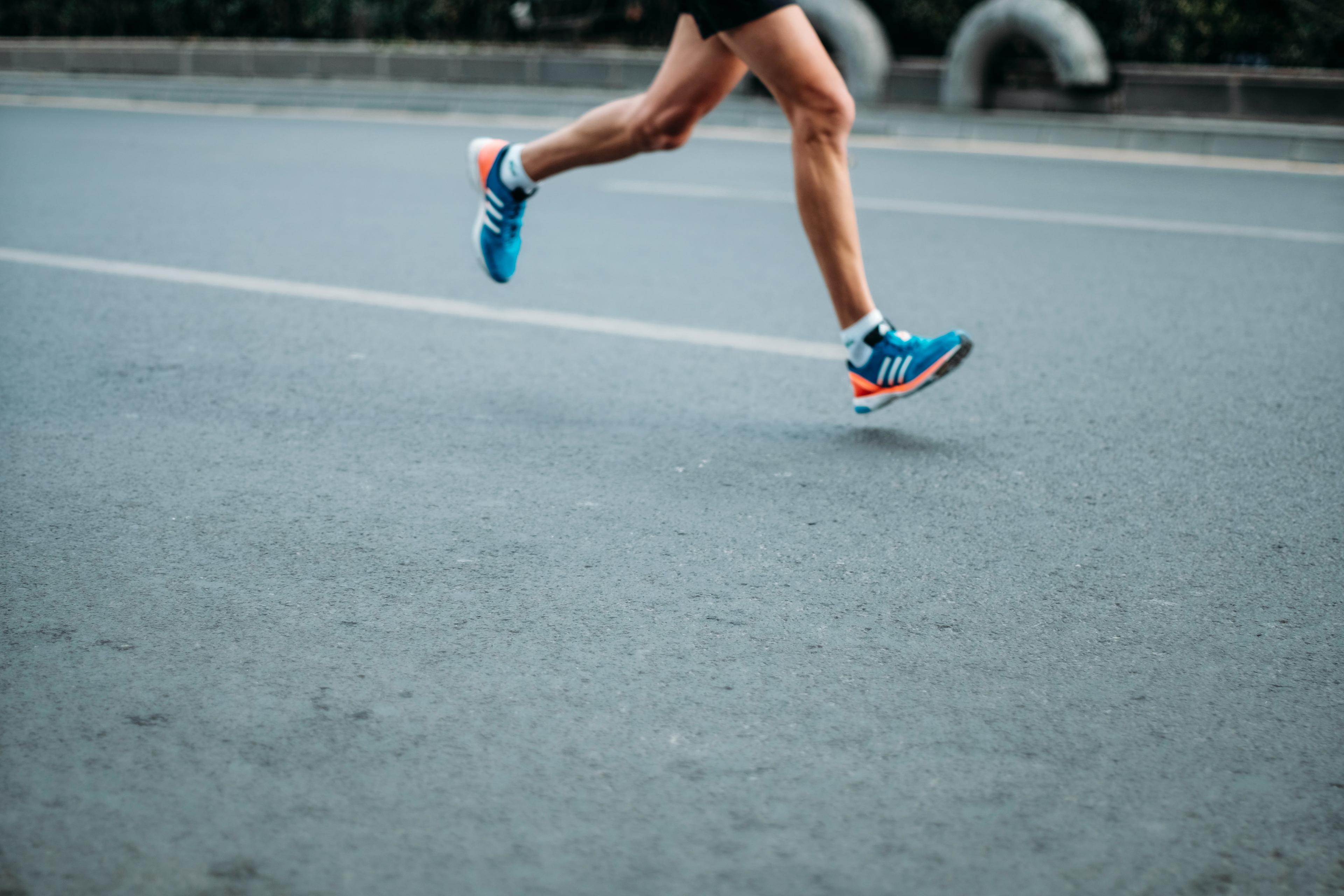 Bieganie na czczo - czy jest lepsze od biegania po posiłku? Rozwiewamy wątpliwości! Czy warto jeść przed treningiem? Czy ciało potrzebuje energii do biegania? Suplementacja do biegania. Czy warto biegać na czczo?