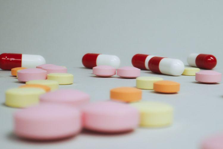 Kolagen w tabletkach – skuteczność i działanie na skórę, włosy i paznokcie