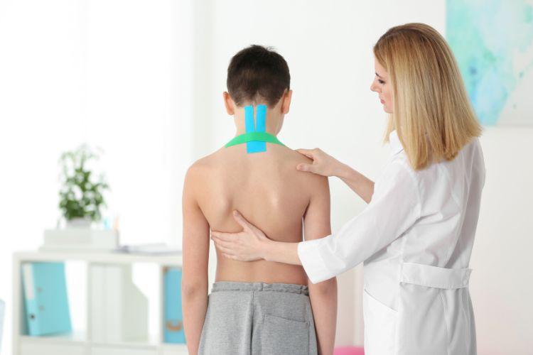 Wady postawy u dzieci (i dorosłych) – najczęstsze, rehabilitacja i ćwiczenia