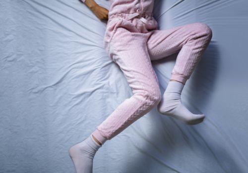 Zespół niespokojnych nóg – przyczyny, objawy i leczenie (domowe sposoby)