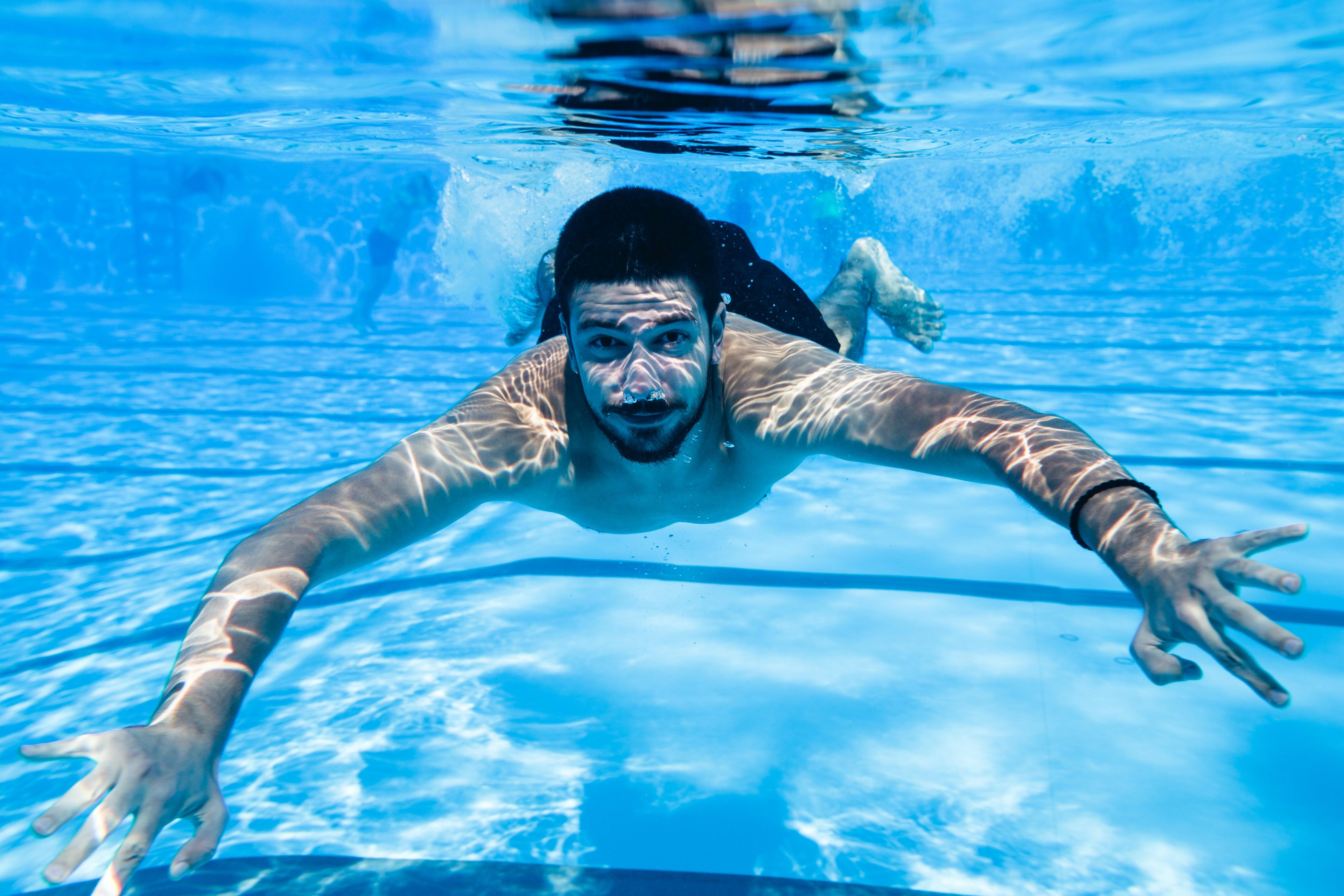 Pływanie - jak działa na organizm i ile kalorii spala? Jak wpływa na zdrowie i sylwetkę podczas odchudzania? Jakie są zalety pływania na basenie? 