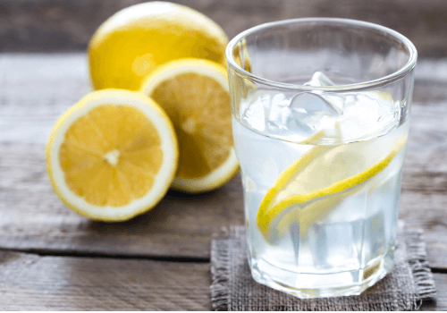 Czy woda z cytryną faktycznie jest zdrowa? Sposoby na picie wody z cytryną