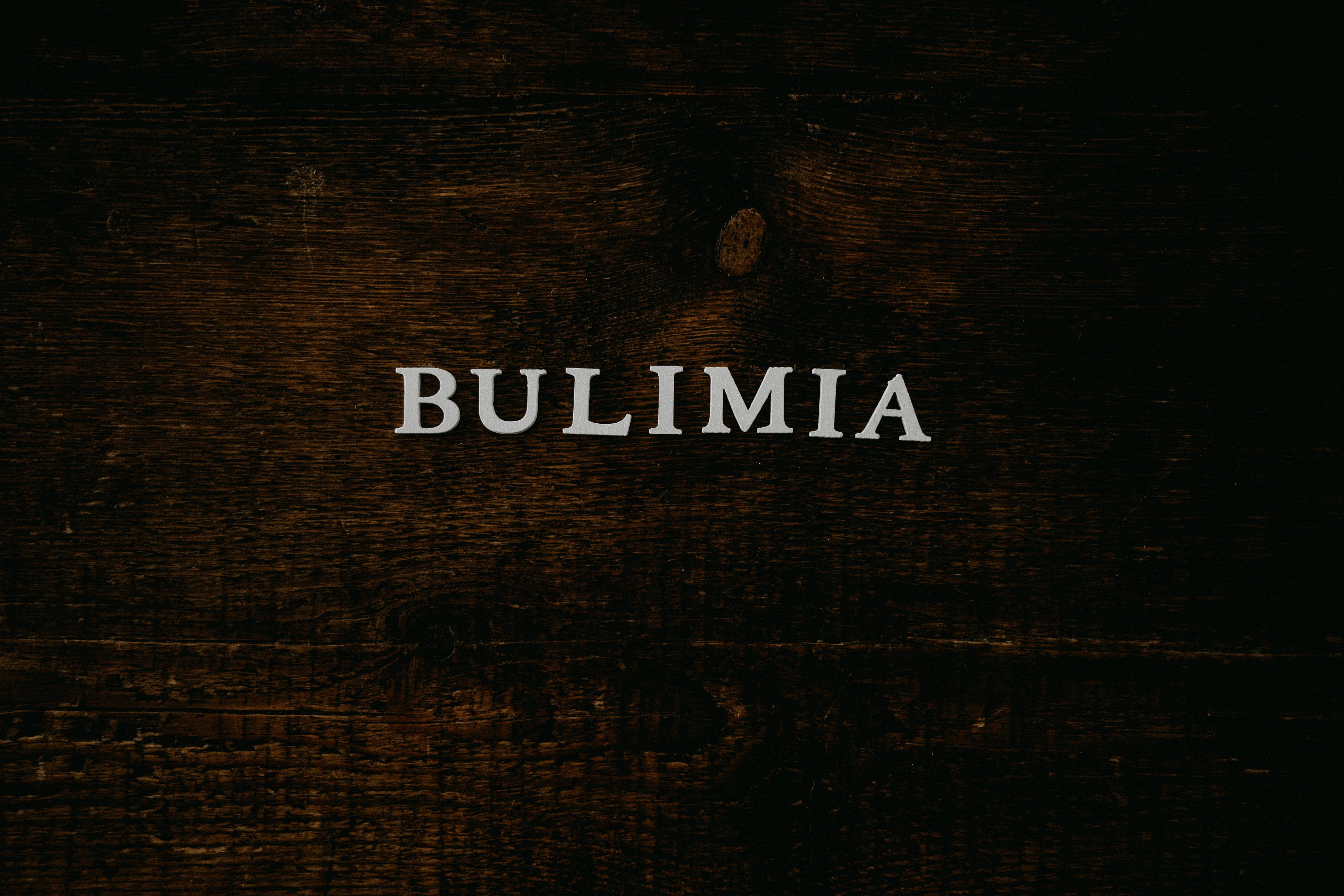Bulimia - objawy. Jak wygląda zmaganie z bulimią? Objawy i leczenie, skutki bulimii. Jak pomóc osobie z bulimią? Na czym polega bulimia