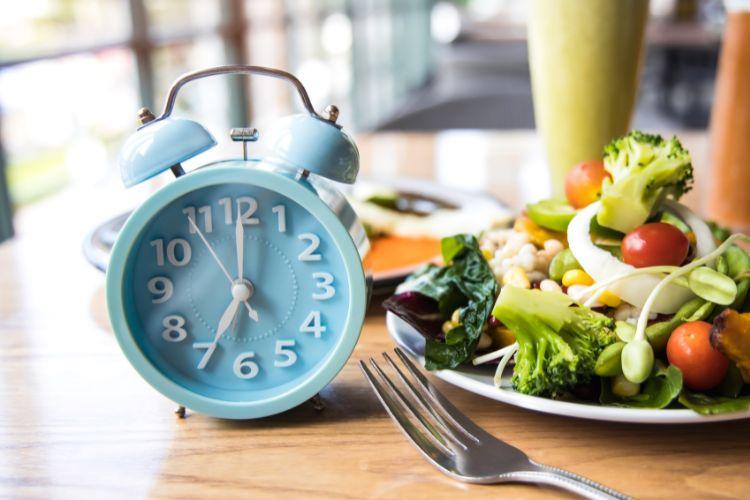 Najważniejsze zasady postu przerywanego. Jak działa post 16/8, jak działa post 10/14?