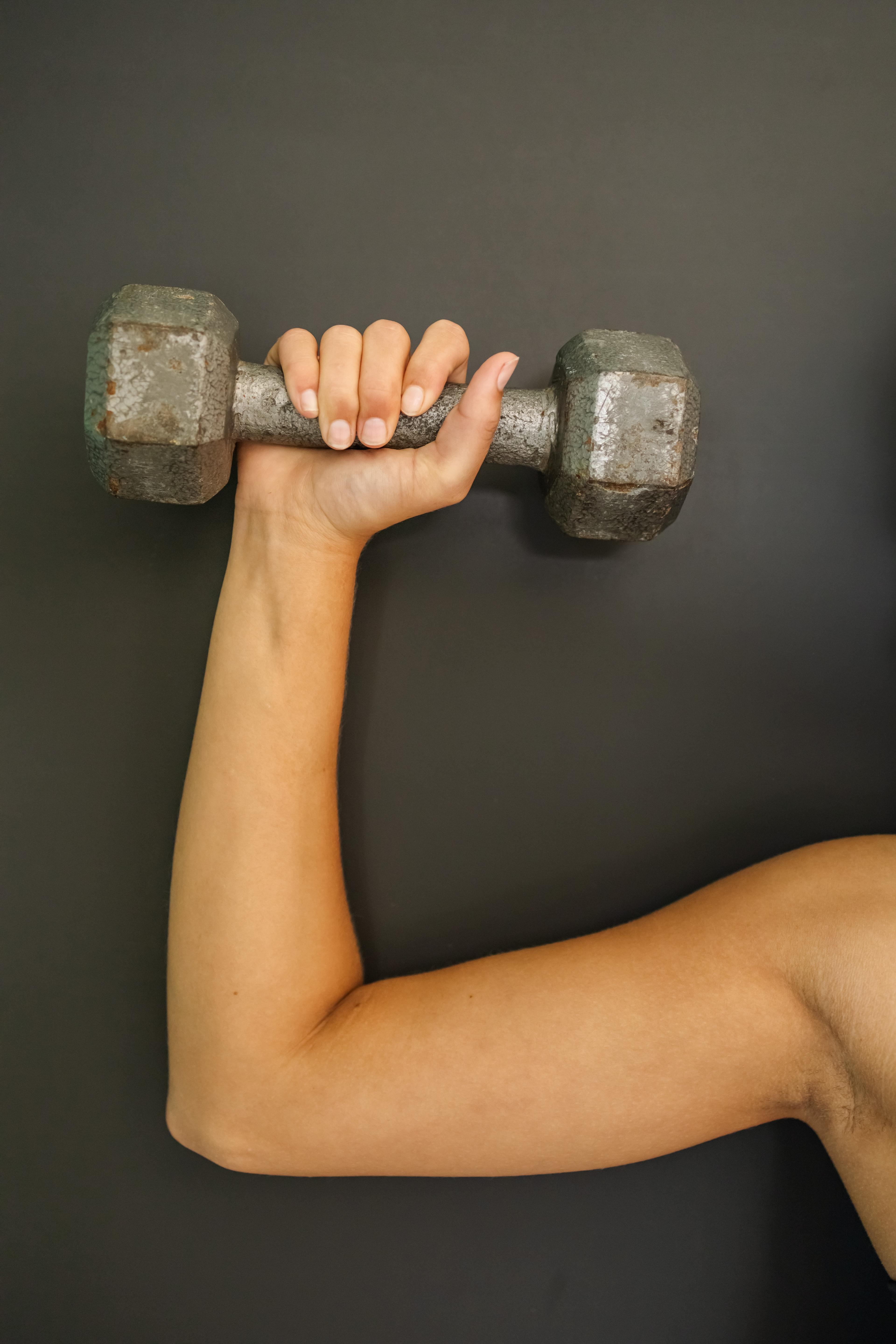 Jakie ćwiczenia na biceps? - najlepsze ćwiczenia na mięśnie bicepsów. Jak trenować biceps? Najlepsze ćwiczenia na biceps. Efektywny trening bicepsów
