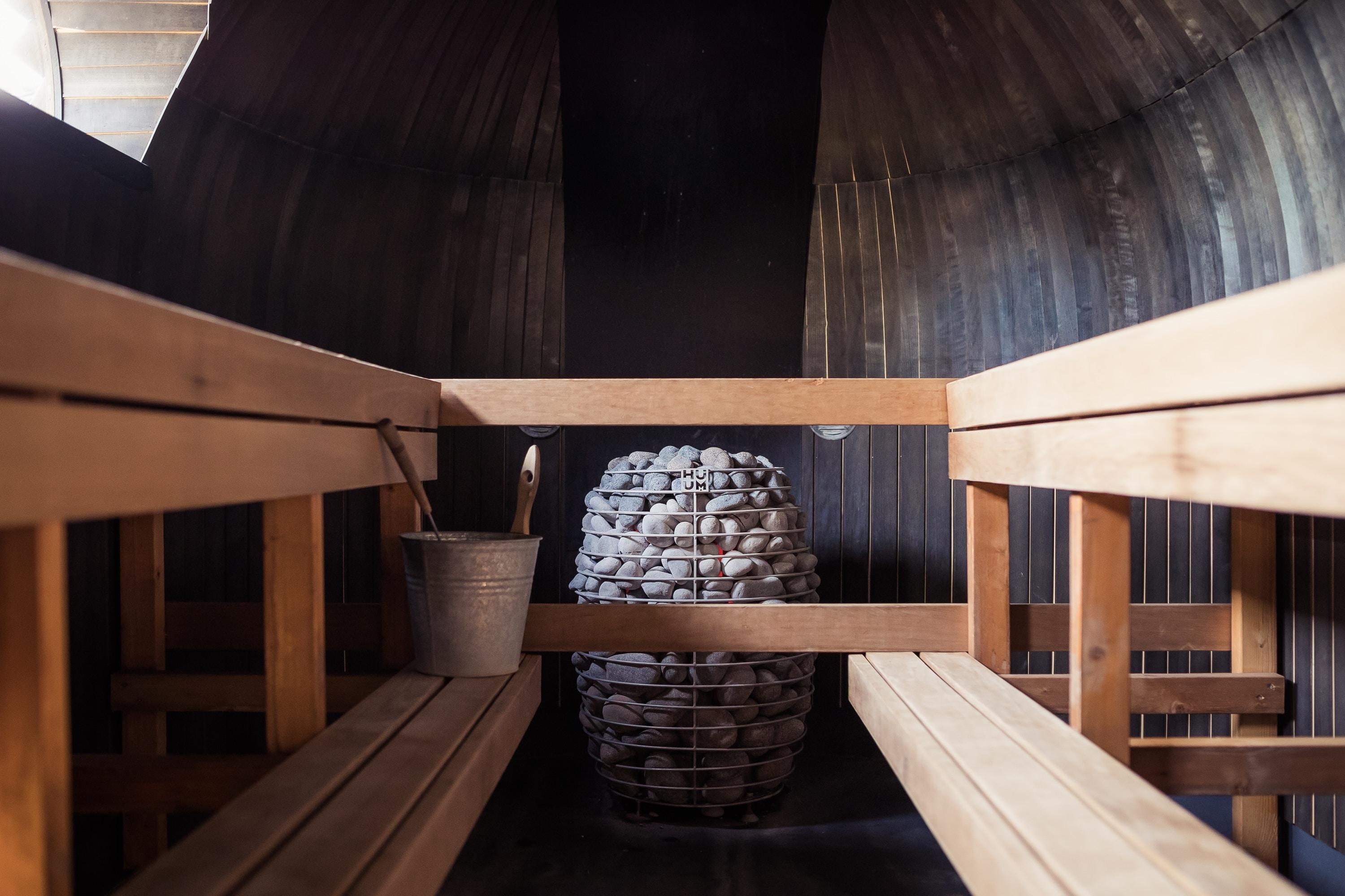 Co daje sauna? Jakie są korzyści saunowania? 5 powodów dla których warto korzystać z sauny. Relaks – relaks i odprężenie to największe zalety korzystania z sauny. Sauna – właściwości i przeciwwskazania 