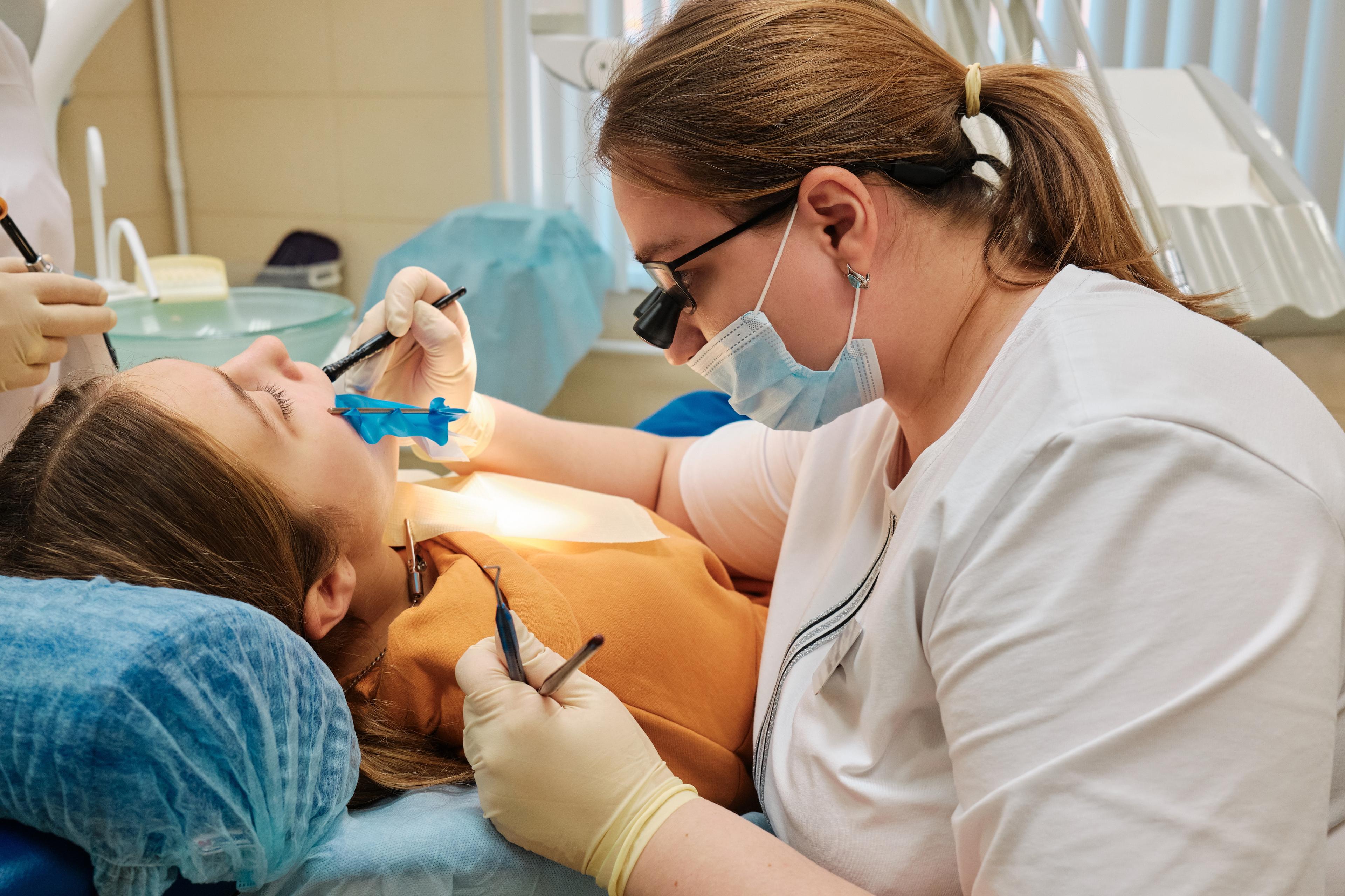 Dentofobia: Jak radzić sobie z lękiem przed wizytą u dentysty. Lęk przed dentystą. Jak pokonać strach przed wizytą? Strach przed dentystą. Wizyta u stomatologa 