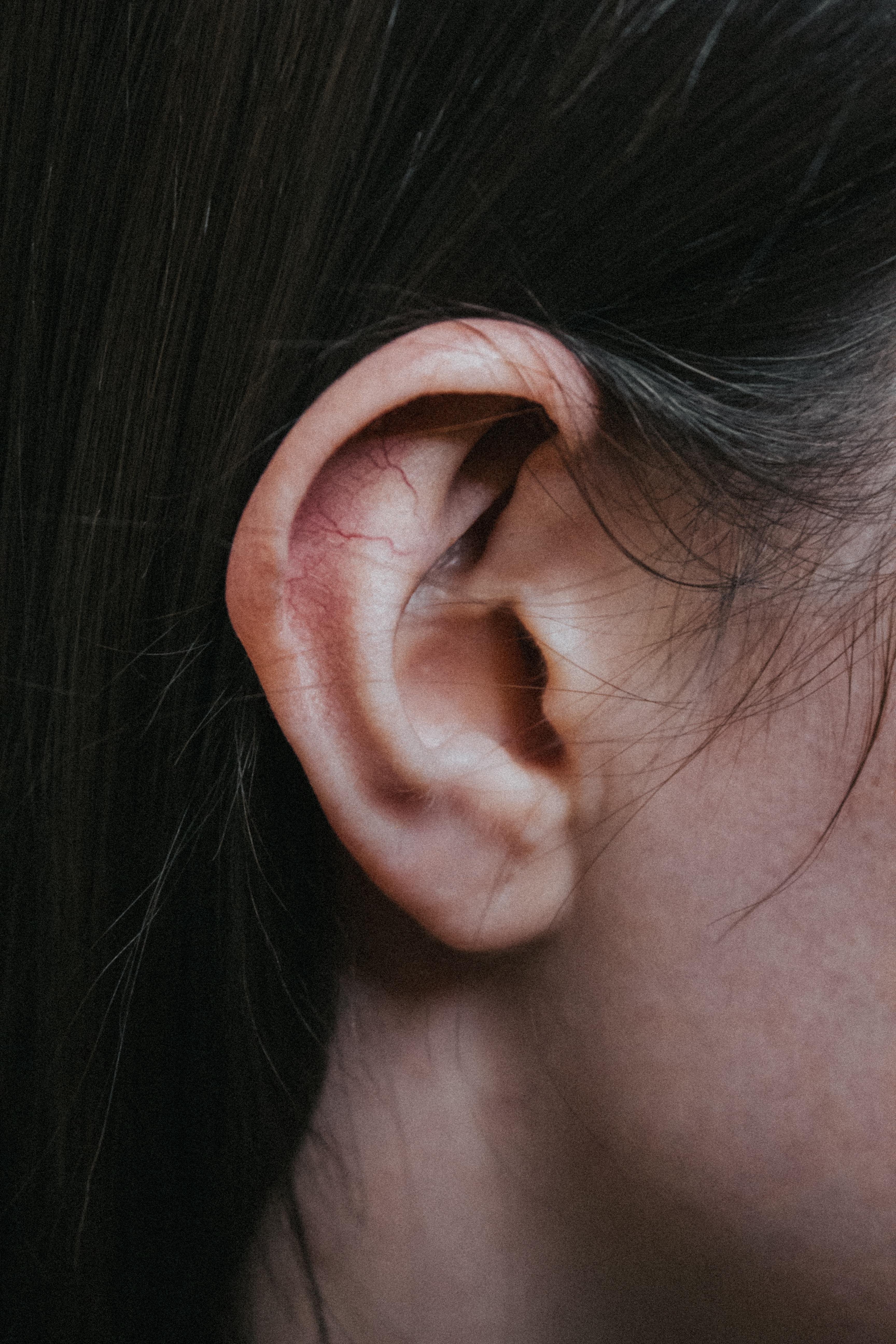 Woskowina w uchu - jakie są przyczyny? Jak się jej pozbyć? Czop woskowinowy. Zalegająca woskowina w uchu – domowe sposoby. Woskowina uszna - czym jest? 