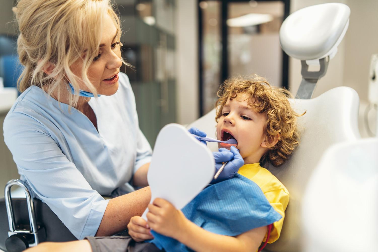 Pierwsza wizyta u dentysty po wakacjach – jak nie wystraszyć malucha?