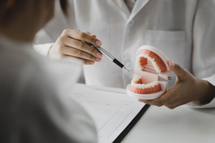 Leczenie stomatologiczne pod narkozą - kiedy się je stosuje? Leczenie zębów pod narkozą